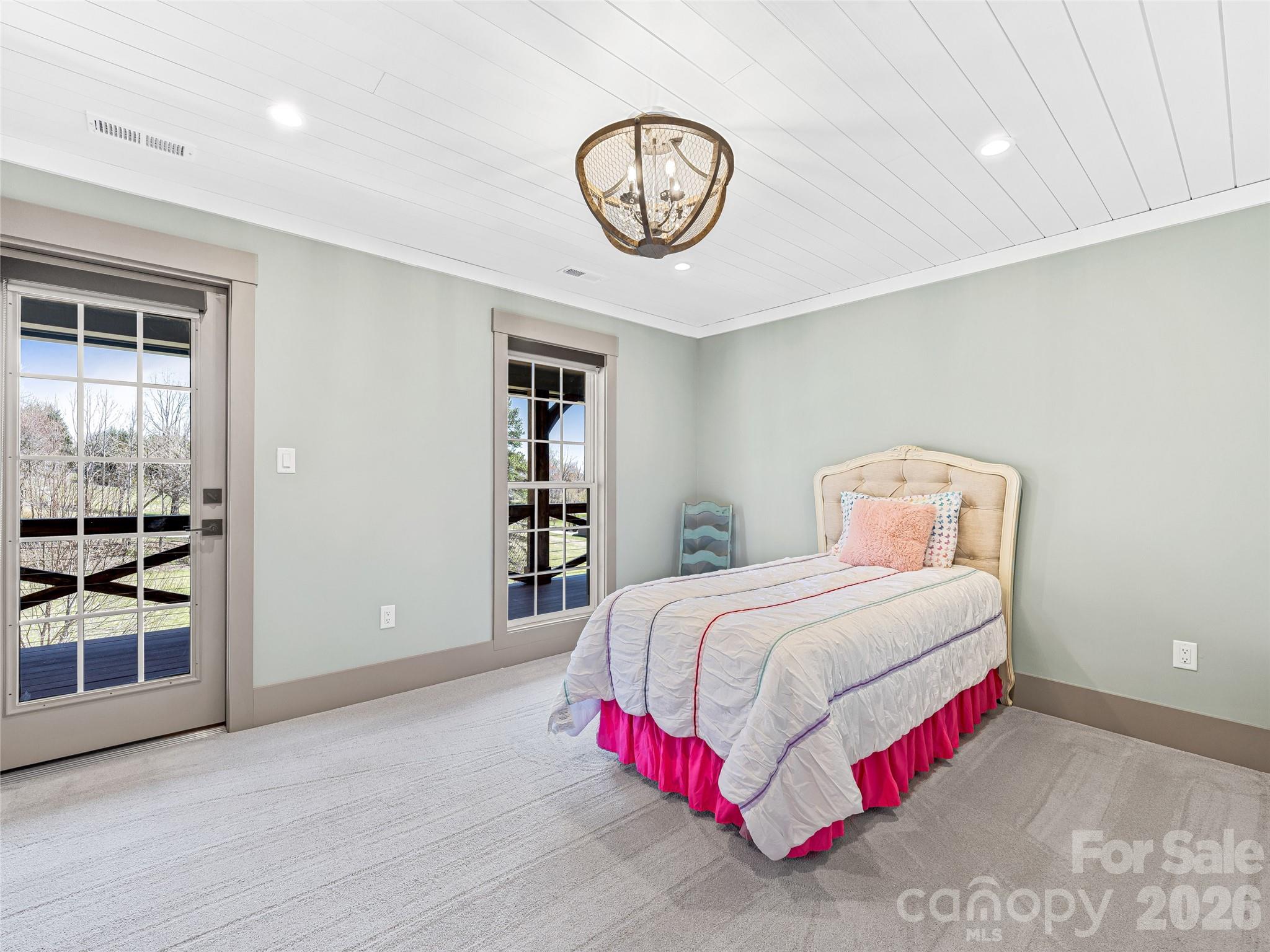 59 W Bradford Hill Road — Mills River
