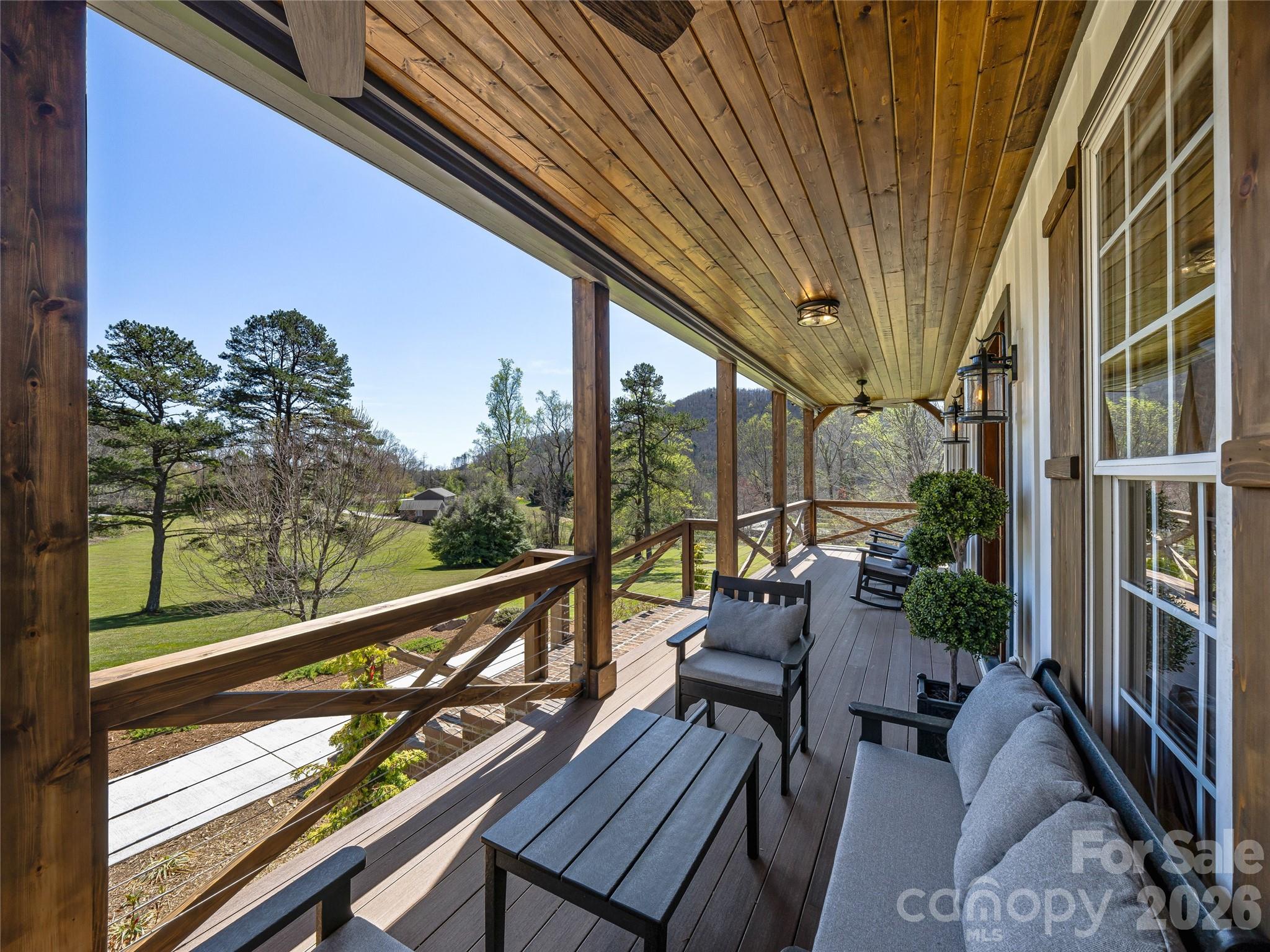 59 W Bradford Hill Road — Mills River