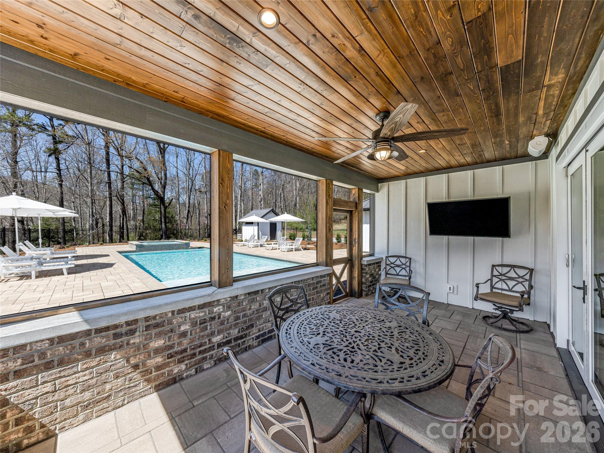 59 W Bradford Hill Road — Mills River