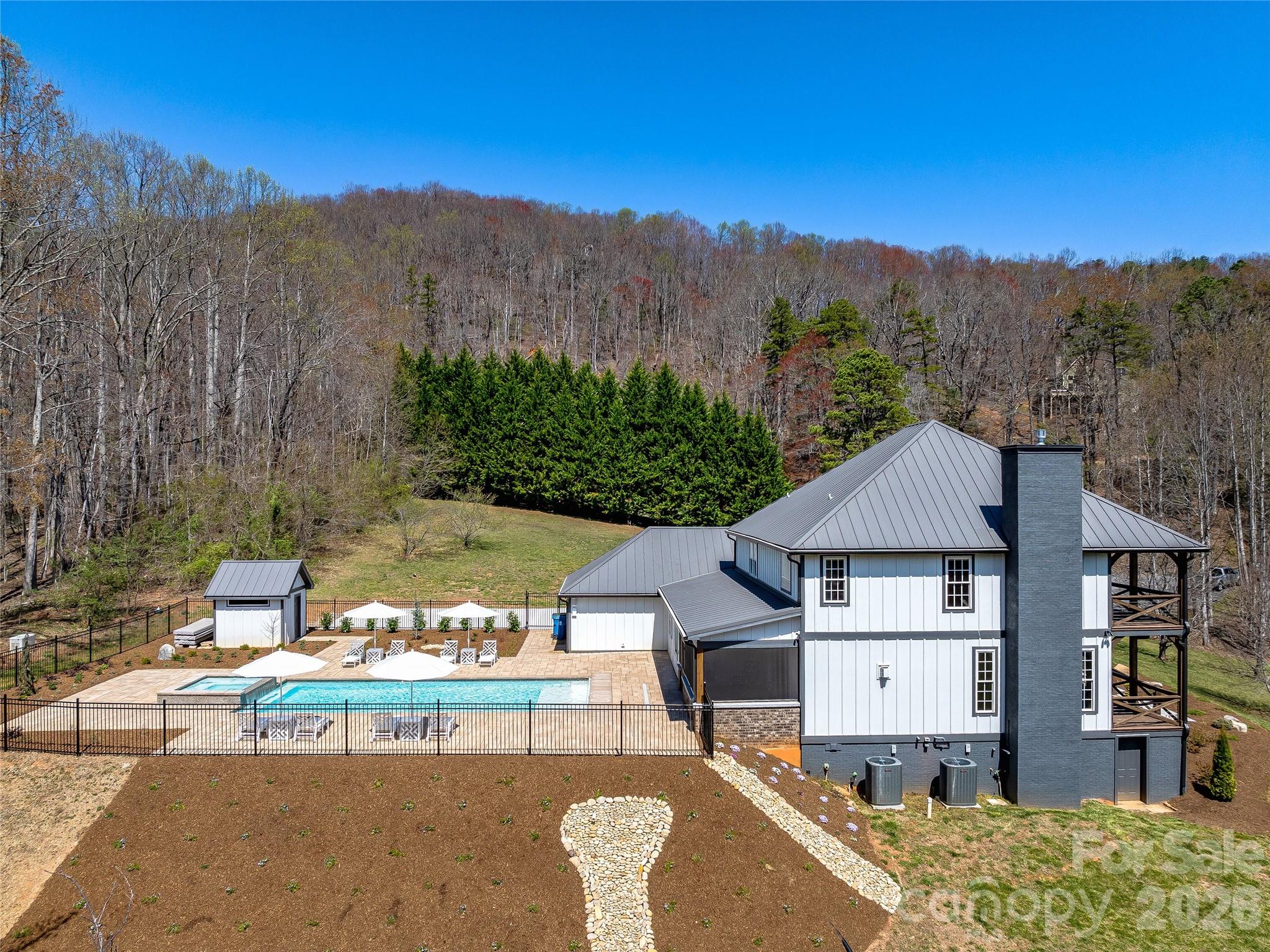 59 W Bradford Hill Road — Mills River