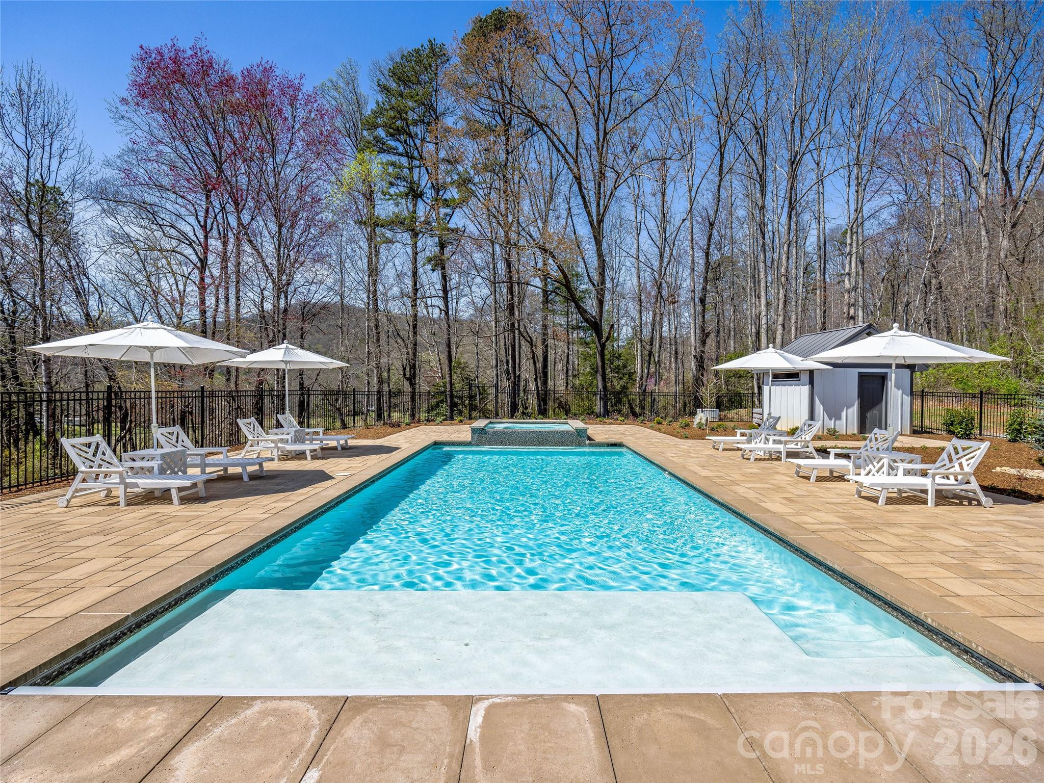 59 W Bradford Hill Road — Mills River