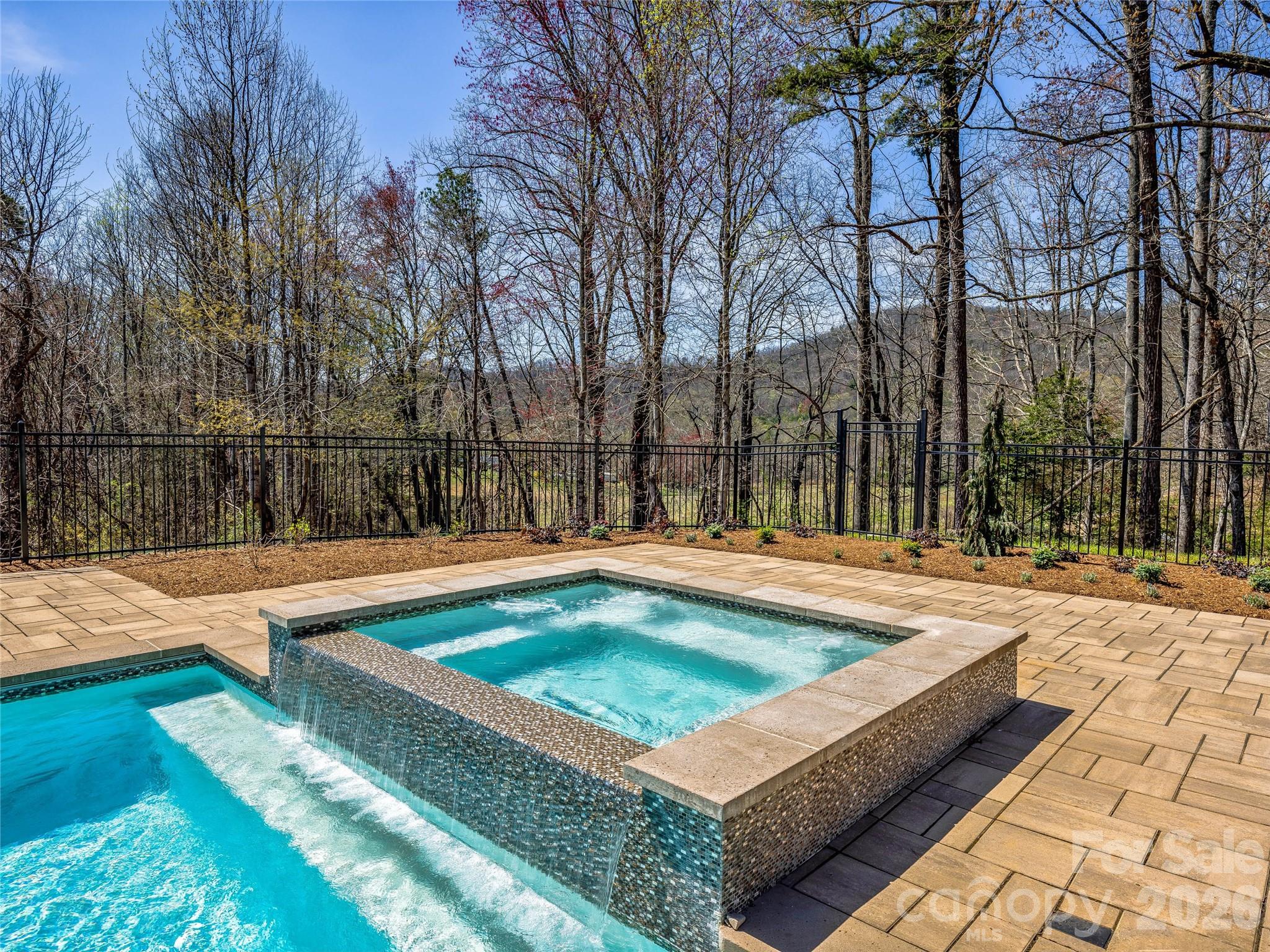 59 W Bradford Hill Road — Mills River