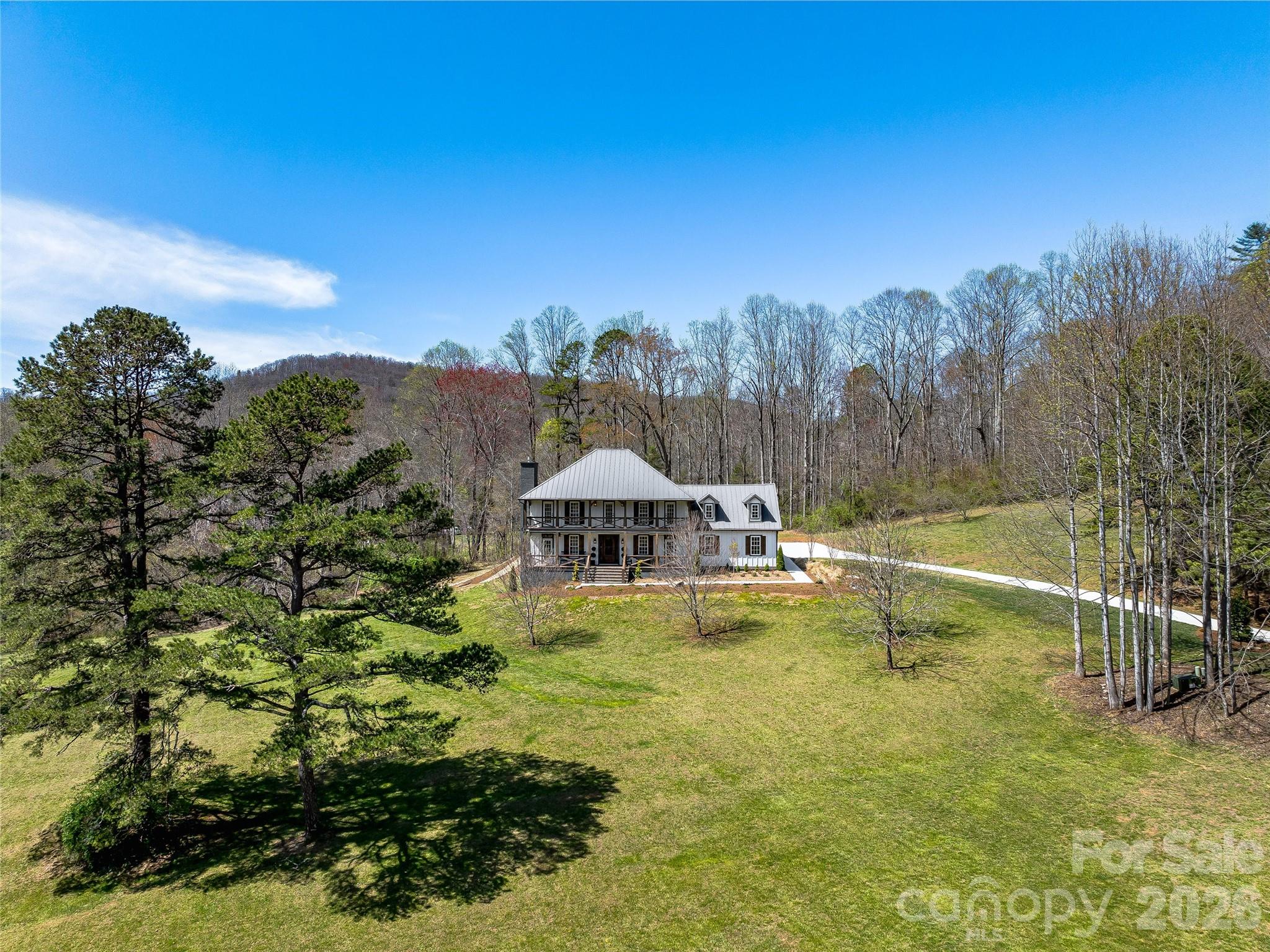 59 W Bradford Hill Road — Mills River