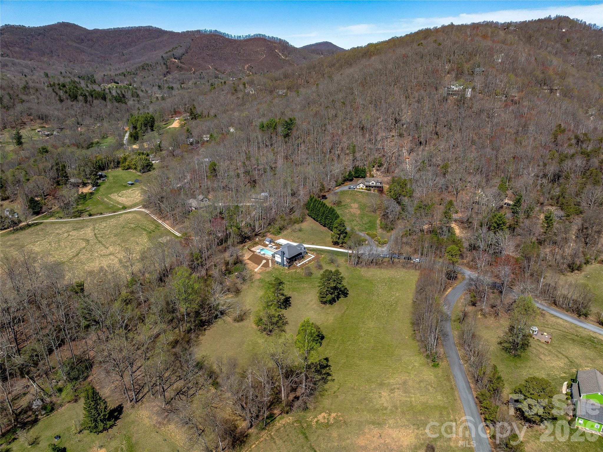 59 W Bradford Hill Road — Mills River