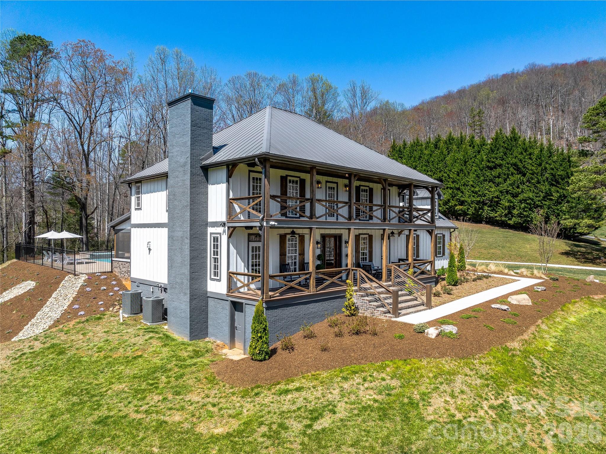 59 W Bradford Hill Road — Mills River