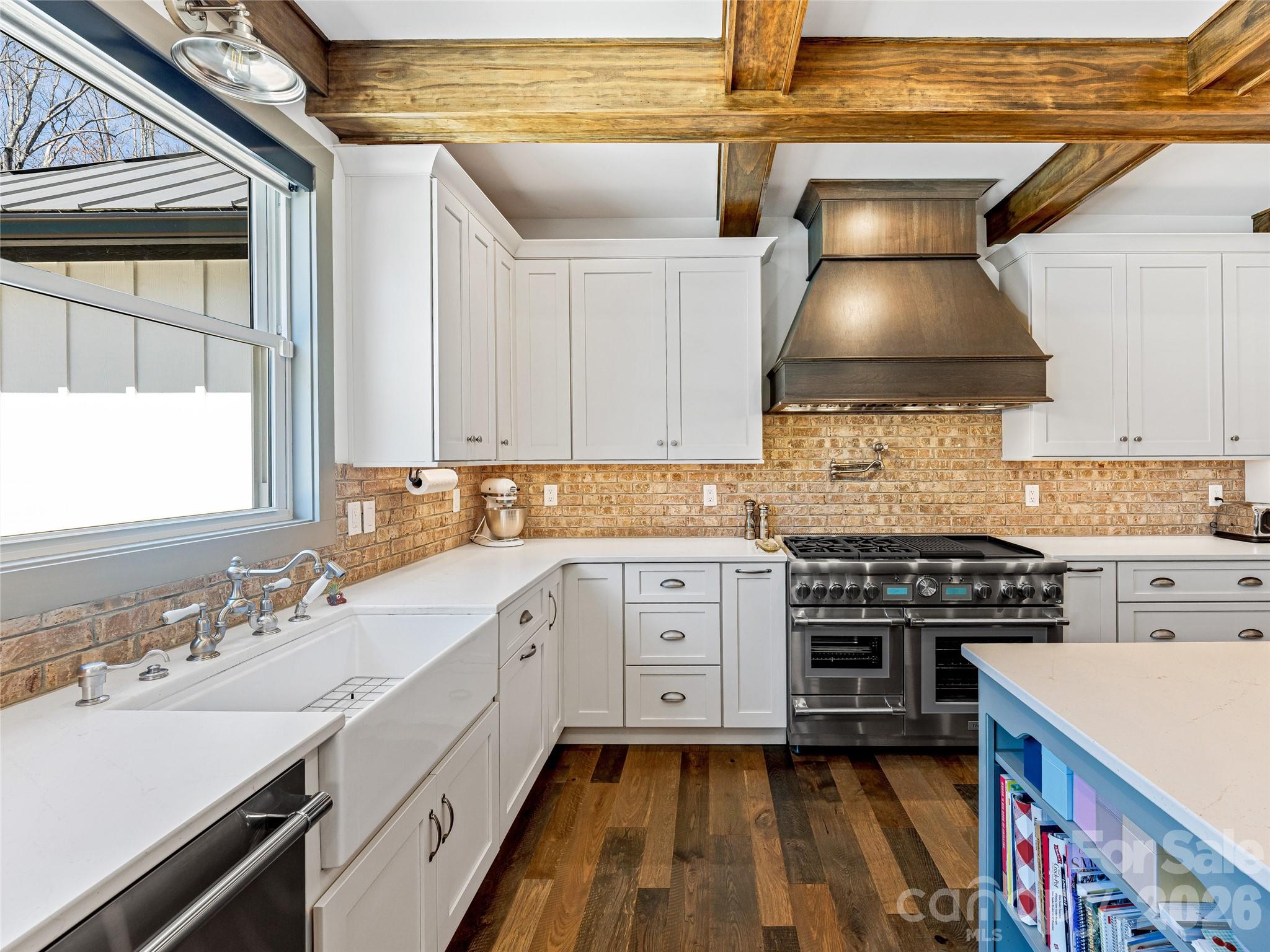 59 W Bradford Hill Road — Mills River