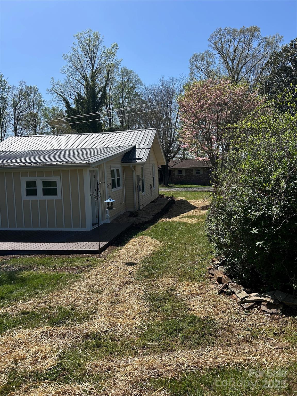 219 W Highland Avenue — Elkin