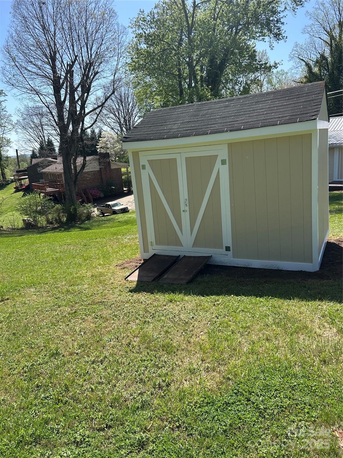 219 W Highland Avenue — Elkin