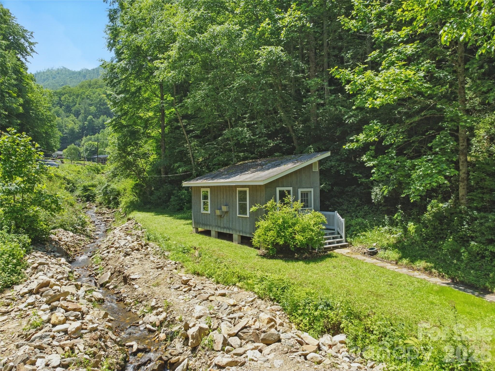 3829 Coxes Creek Road — Burnsville
