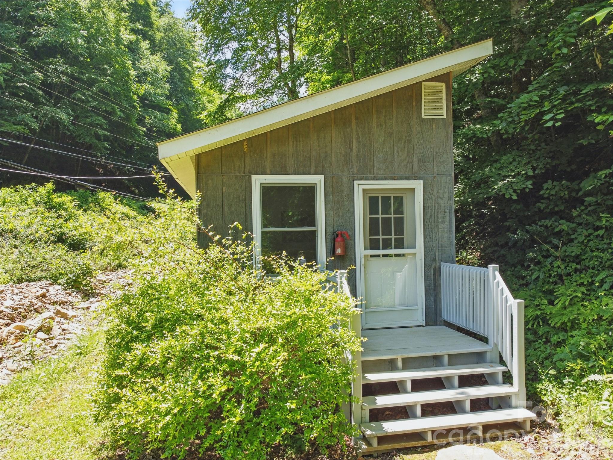 3829 Coxes Creek Road — Burnsville