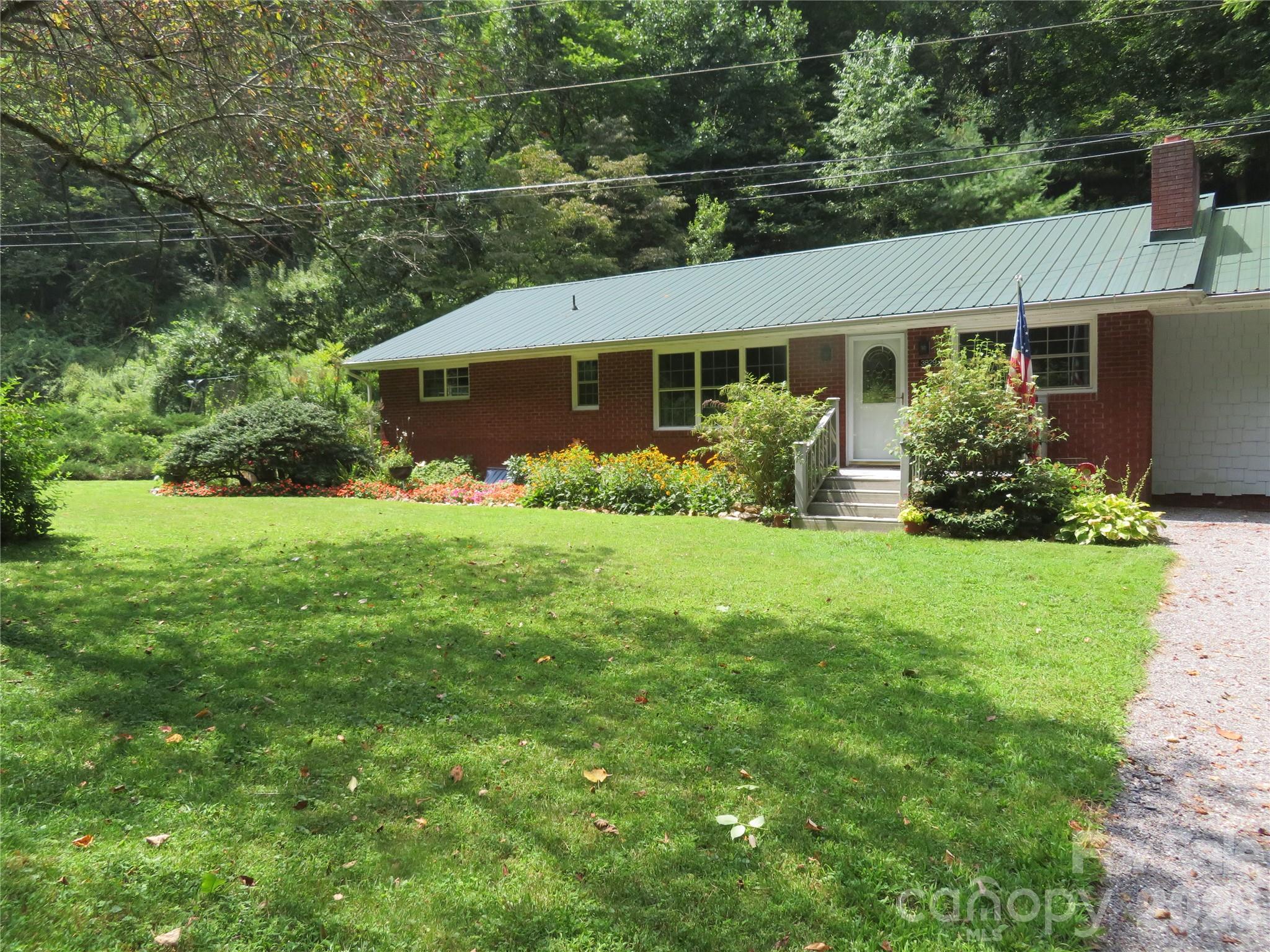 3829 Coxes Creek Road — Burnsville
