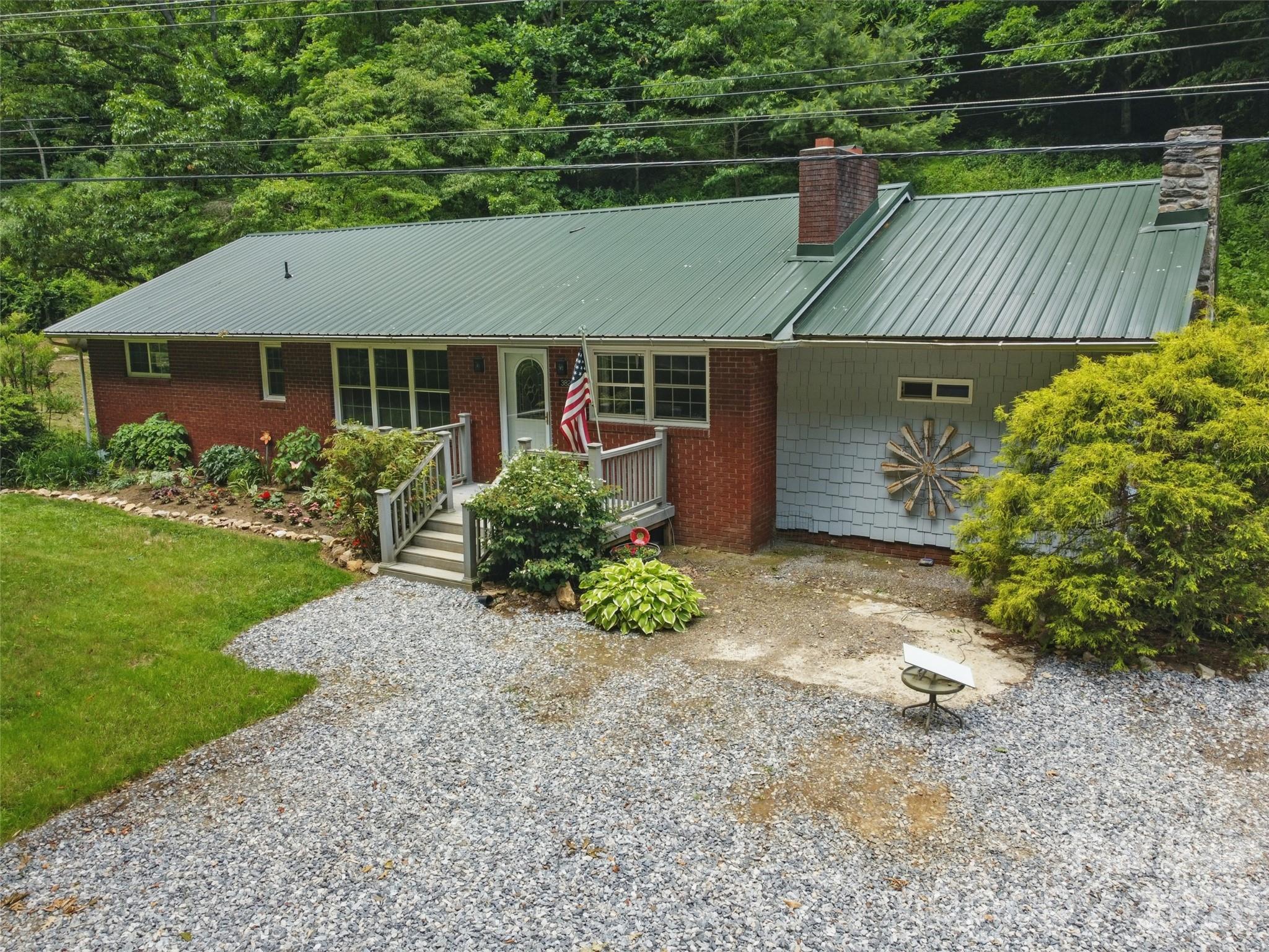 3829 Coxes Creek Road — Burnsville