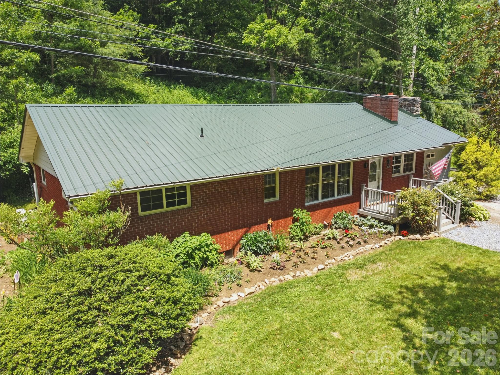 3829 Coxes Creek Road — Burnsville