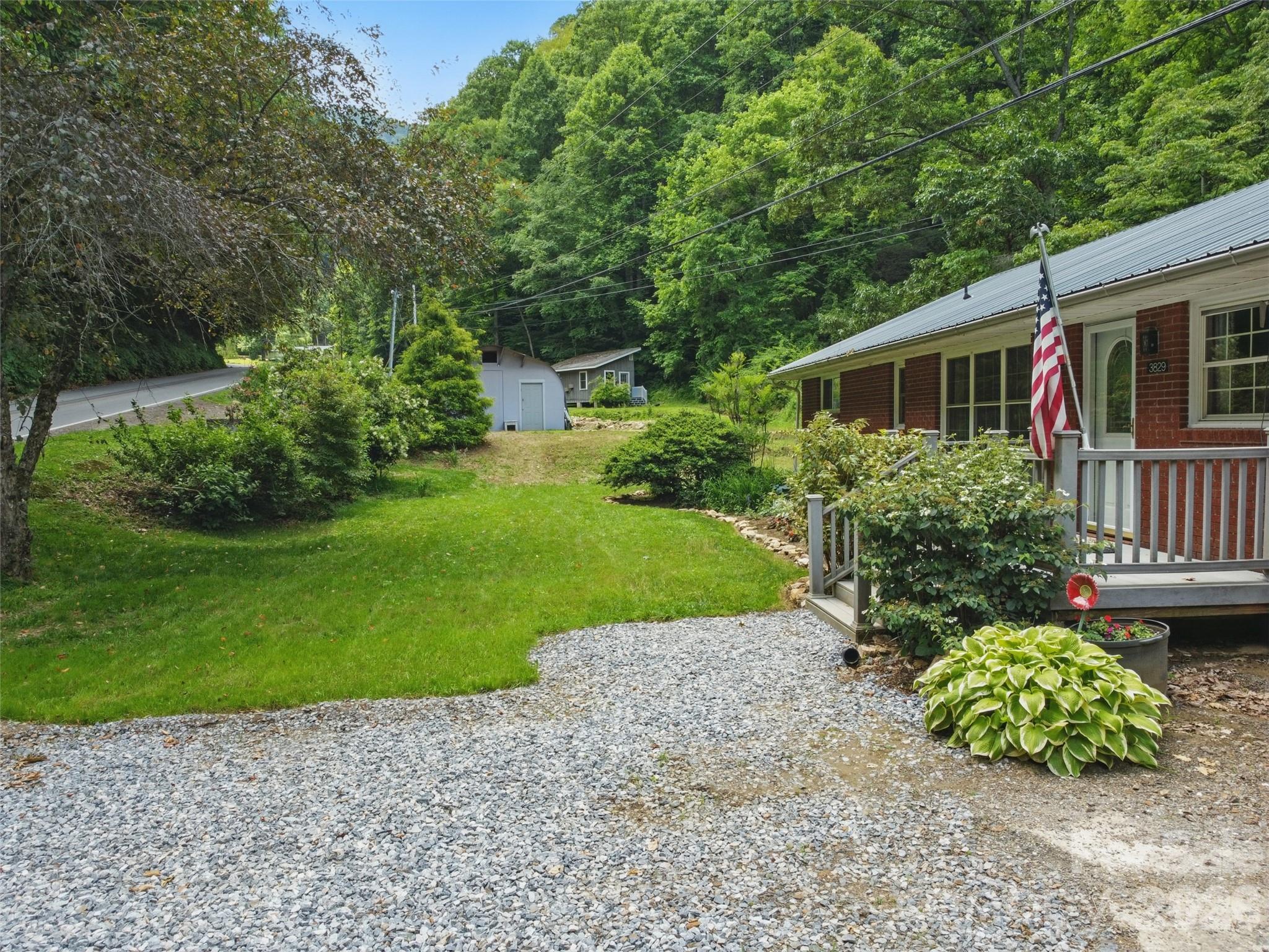3829 Coxes Creek Road — Burnsville