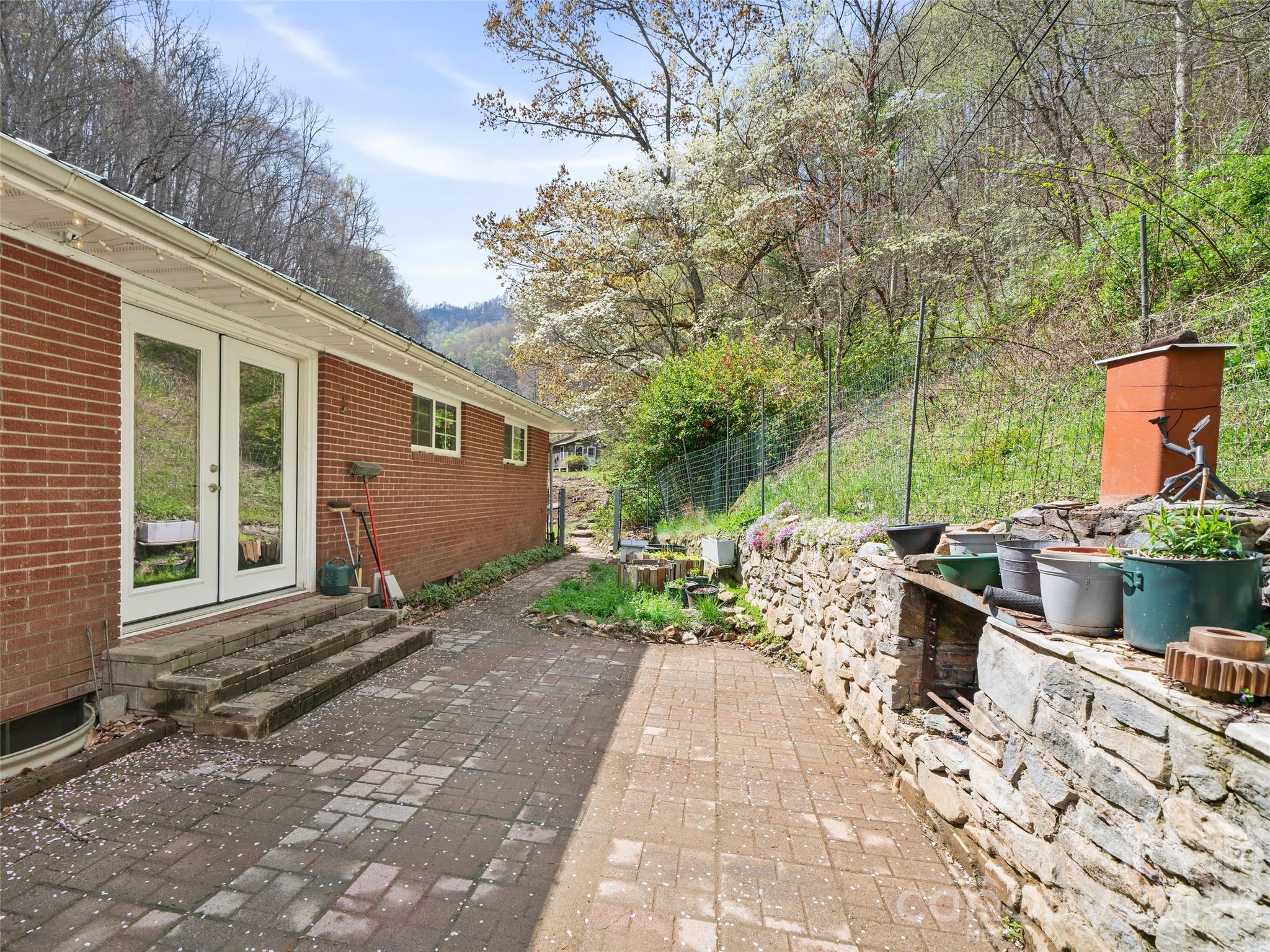 3829 Coxes Creek Road — Burnsville