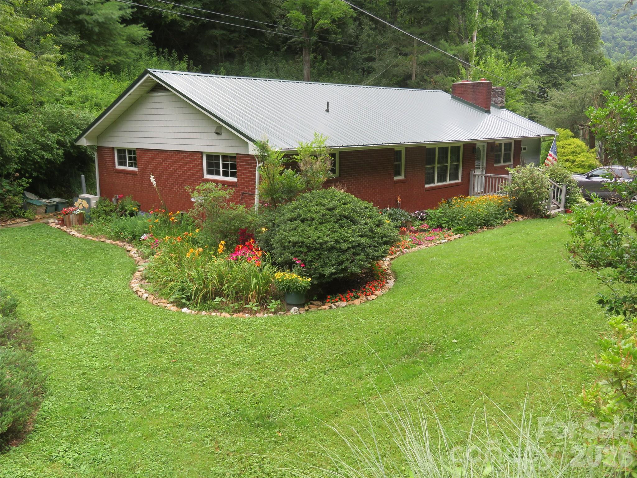 3829 Coxes Creek Road — Burnsville