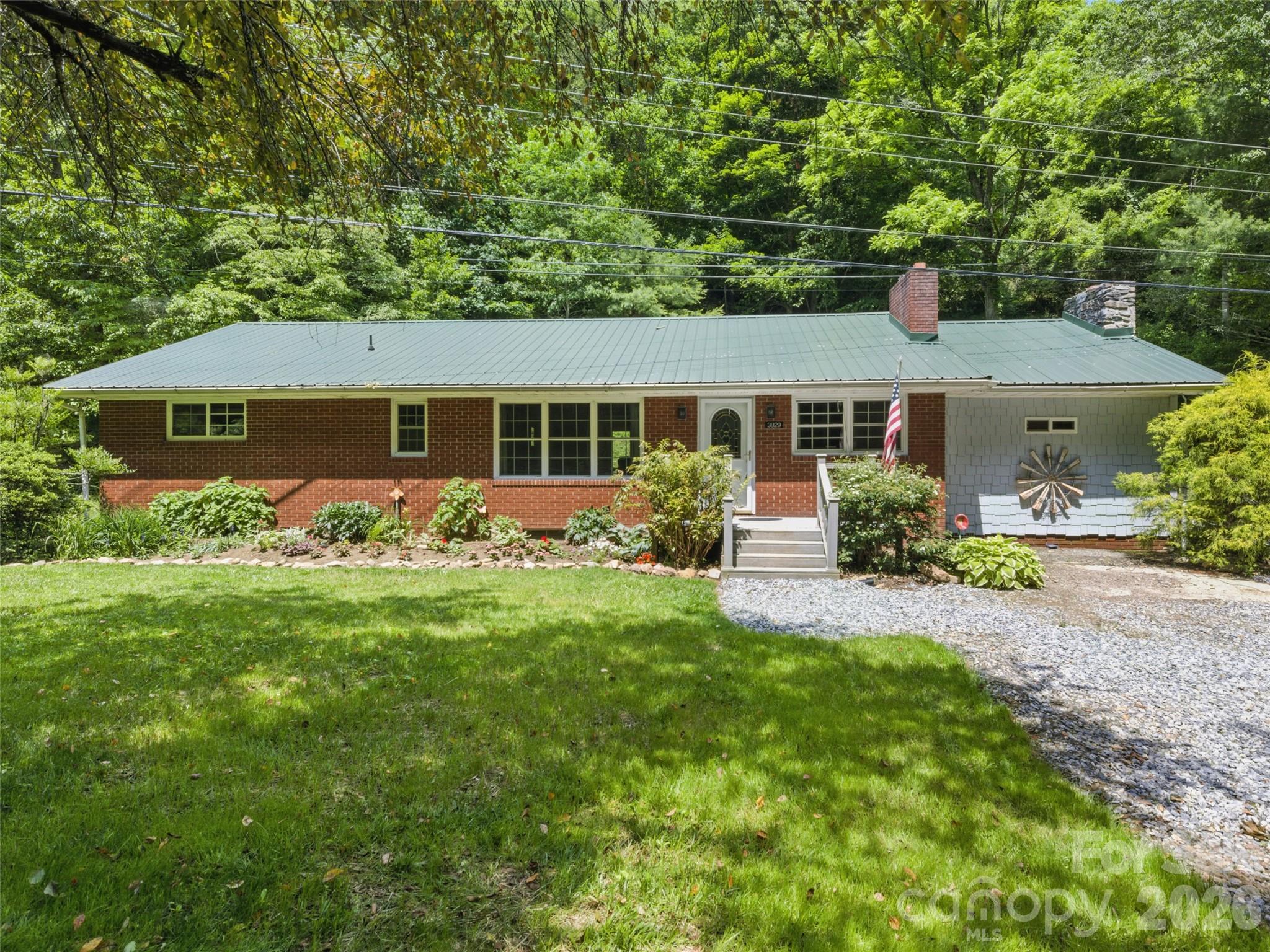 3829 Coxes Creek Road — Burnsville