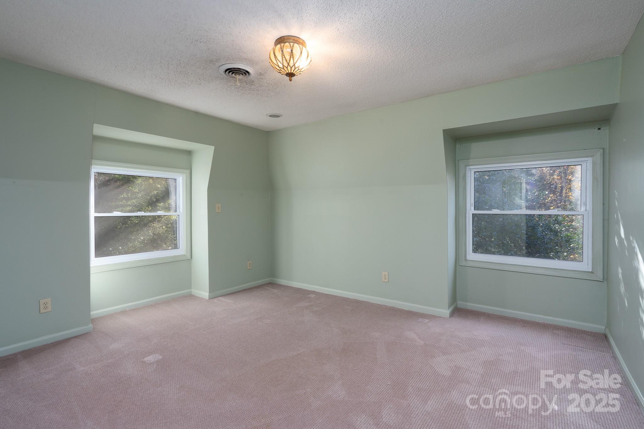 758 Williamsburg Drive NE — Concord