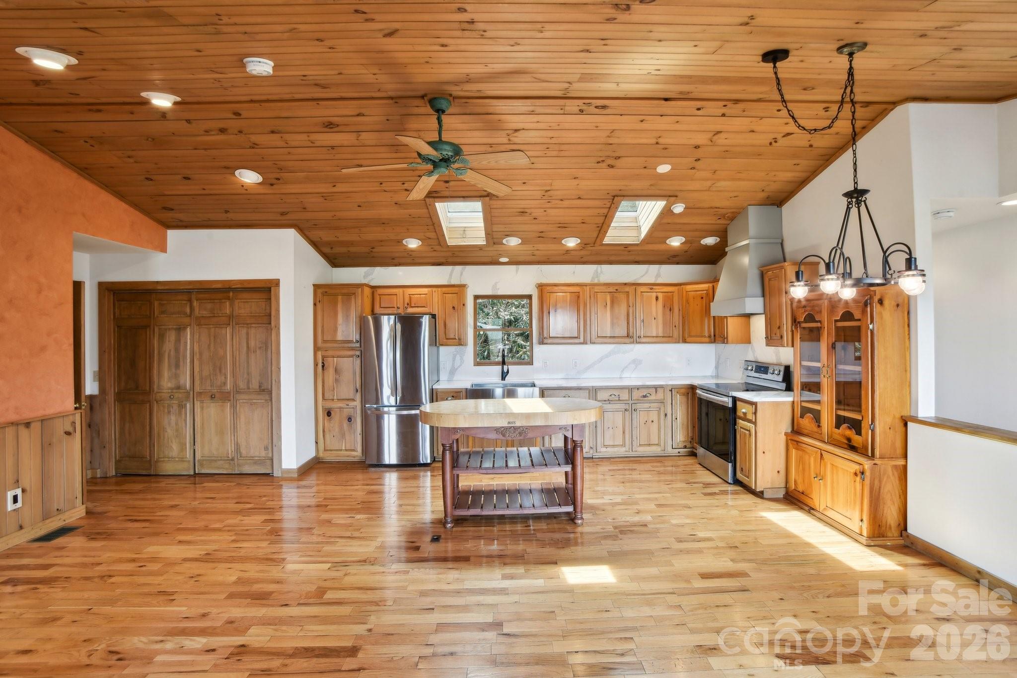 1426 Setzer Cove Road — Maggie Valley