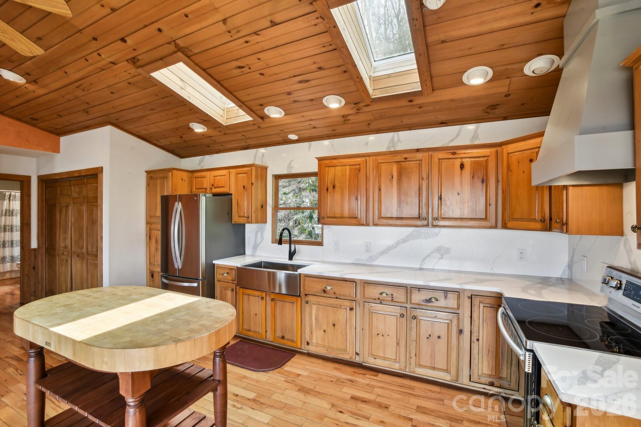 1426 Setzer Cove Road — Maggie Valley