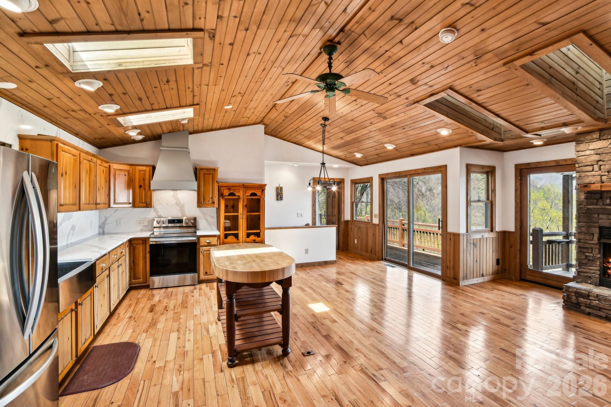 1426 Setzer Cove Road — Maggie Valley