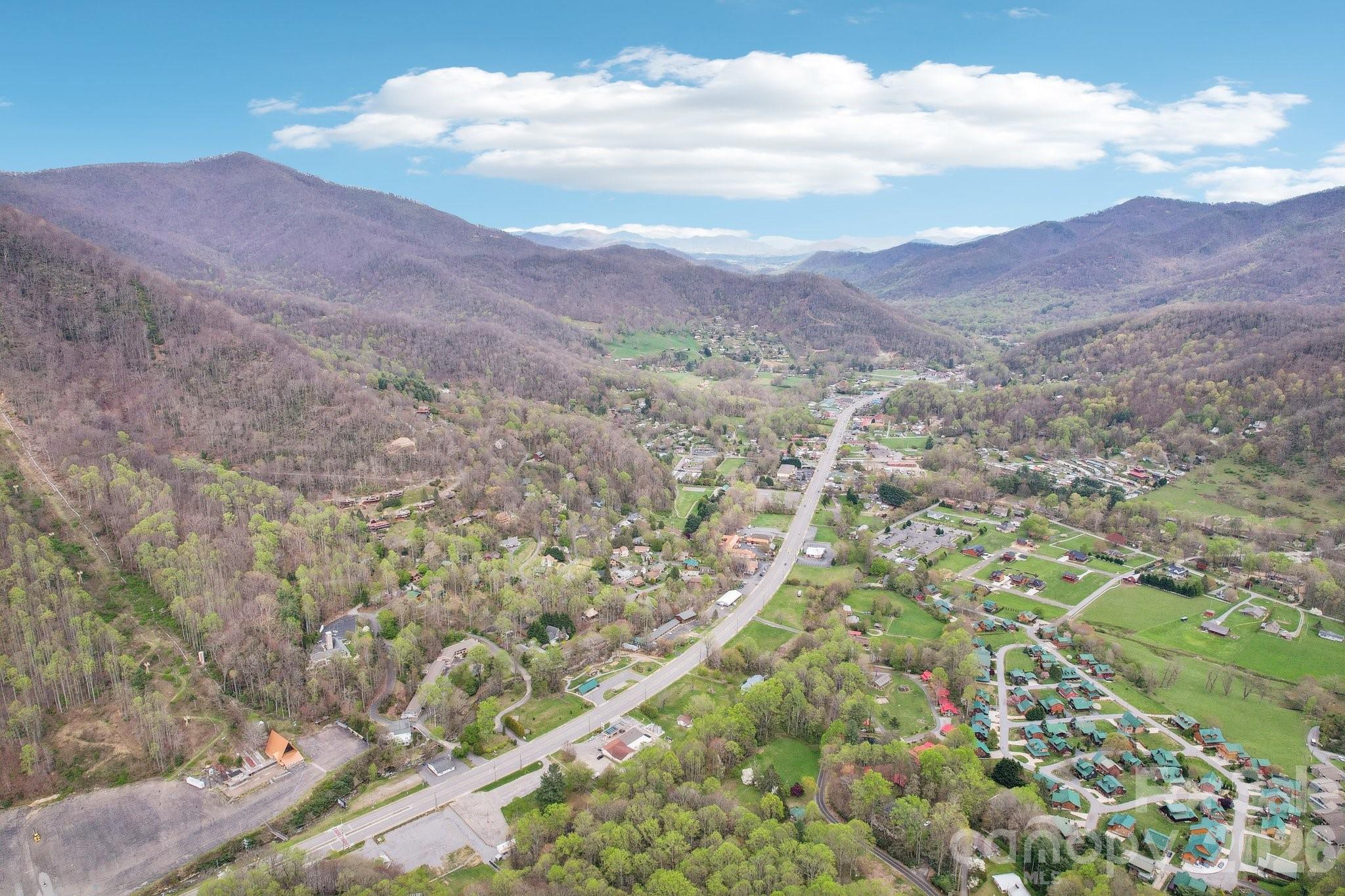 1426 Setzer Cove Road — Maggie Valley