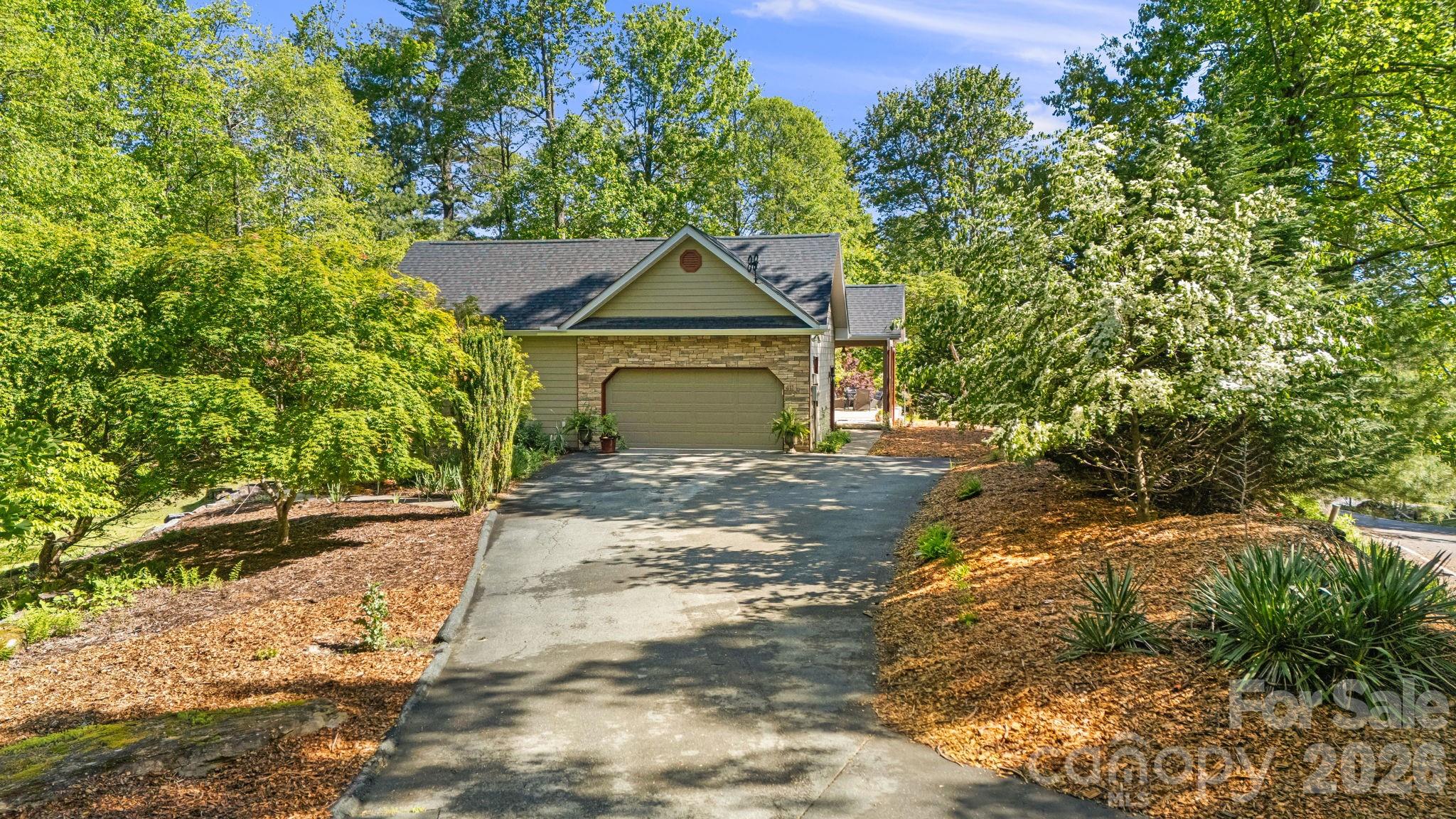 411 Alta Circle — Hendersonville