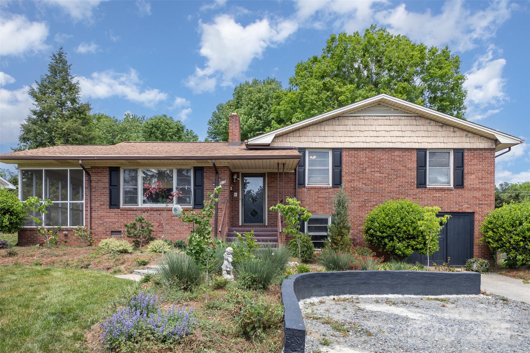 910 E Center Avenue — Mooresville