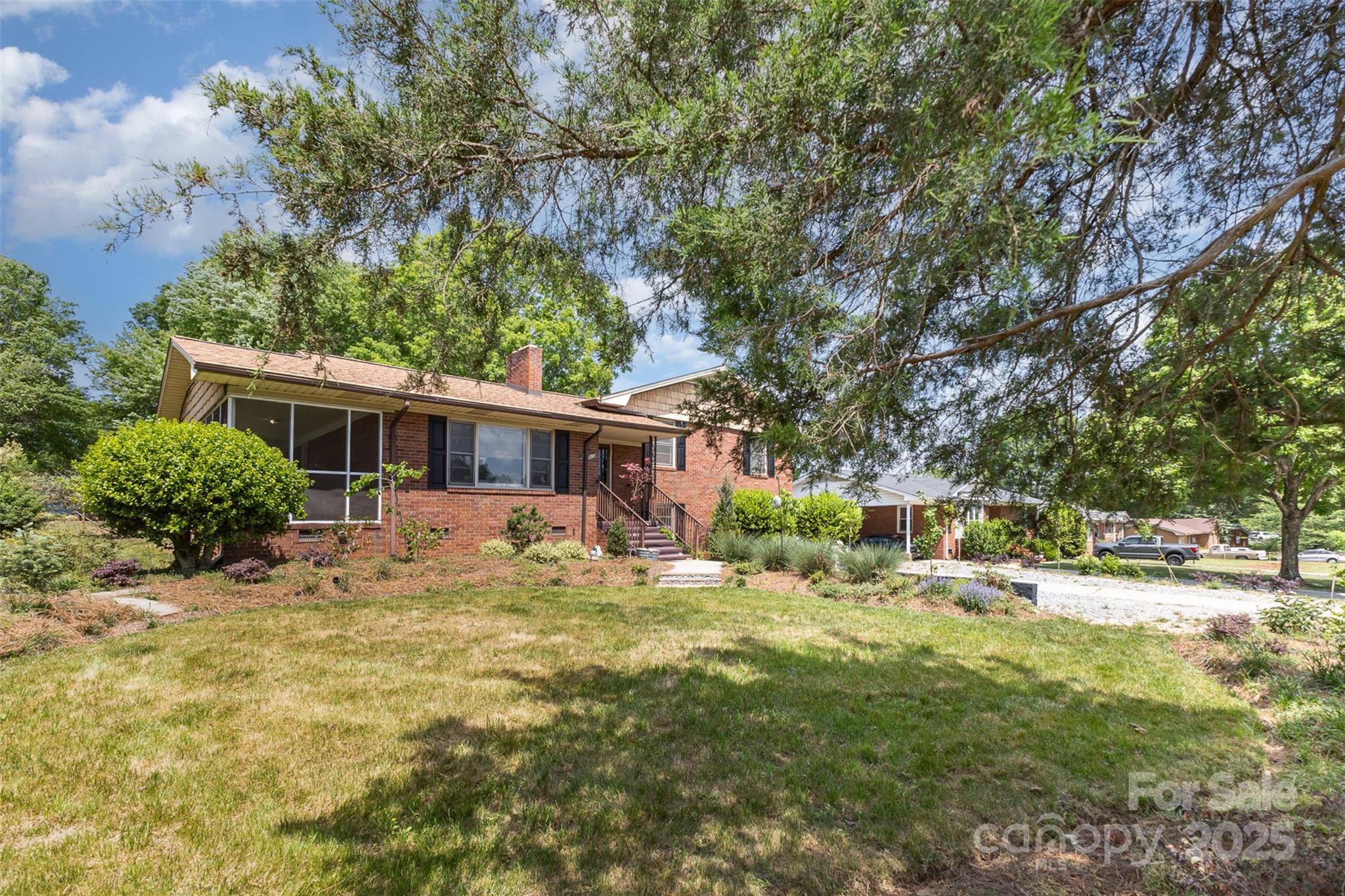 910 E Center Avenue — Mooresville