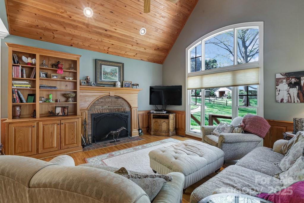 201 Hughes Creek — Columbus