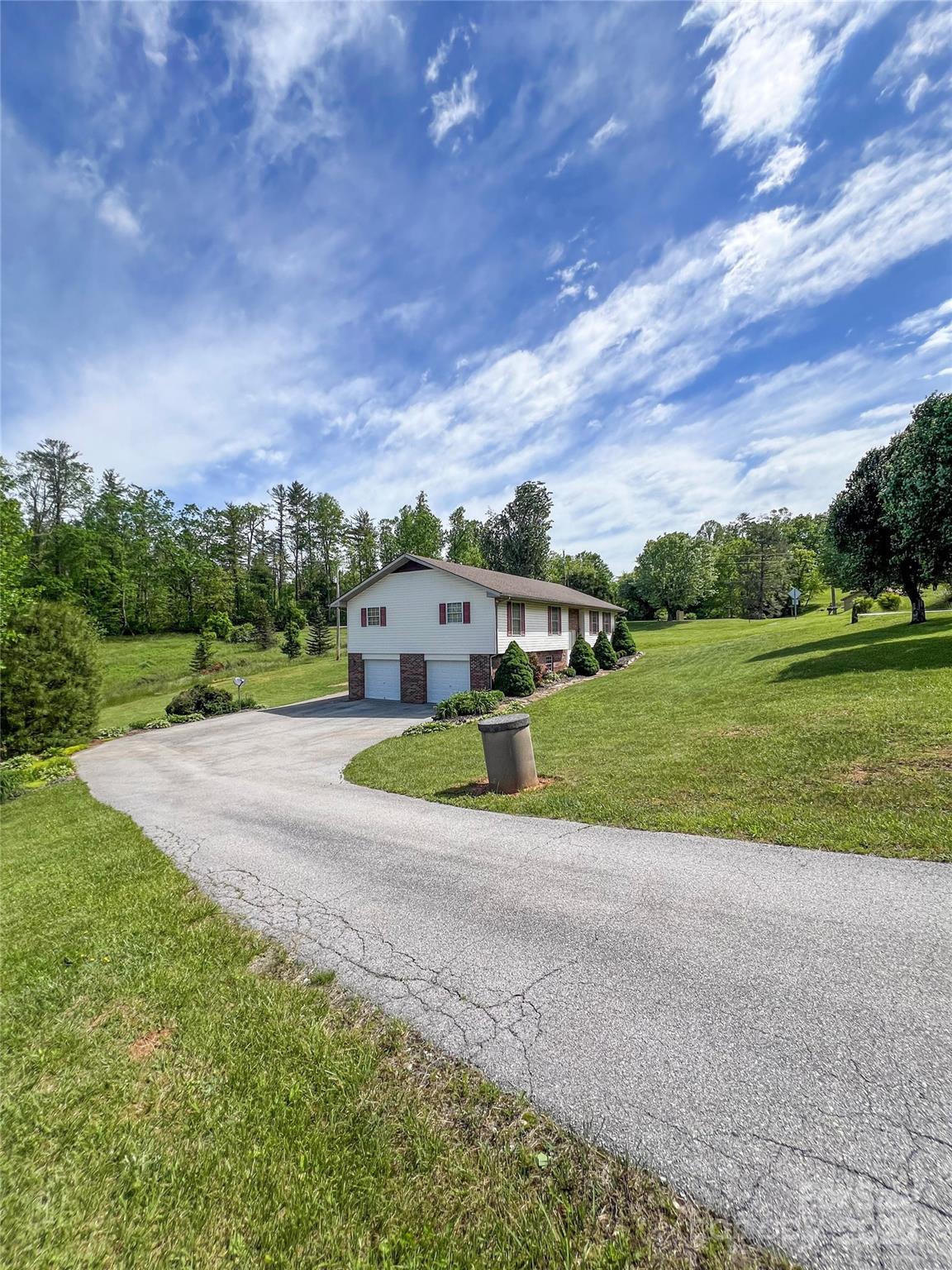 660 Halltown Road — Spruce Pine