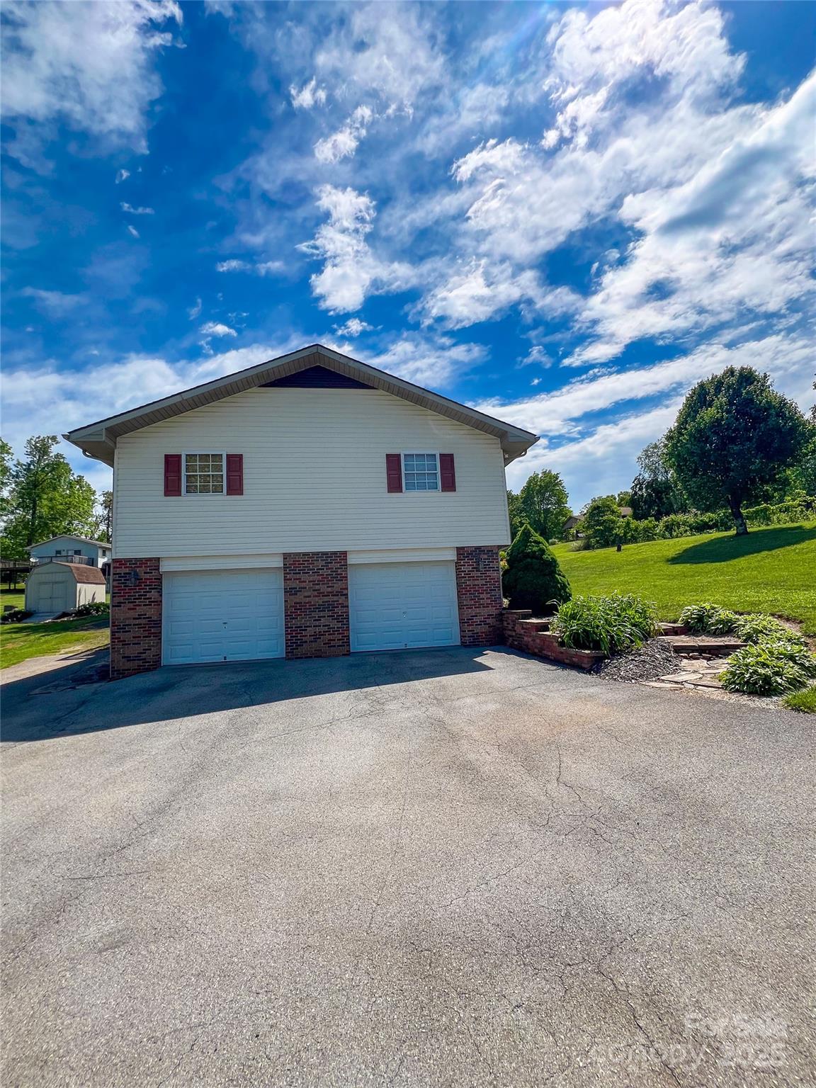 660 Halltown Road — Spruce Pine
