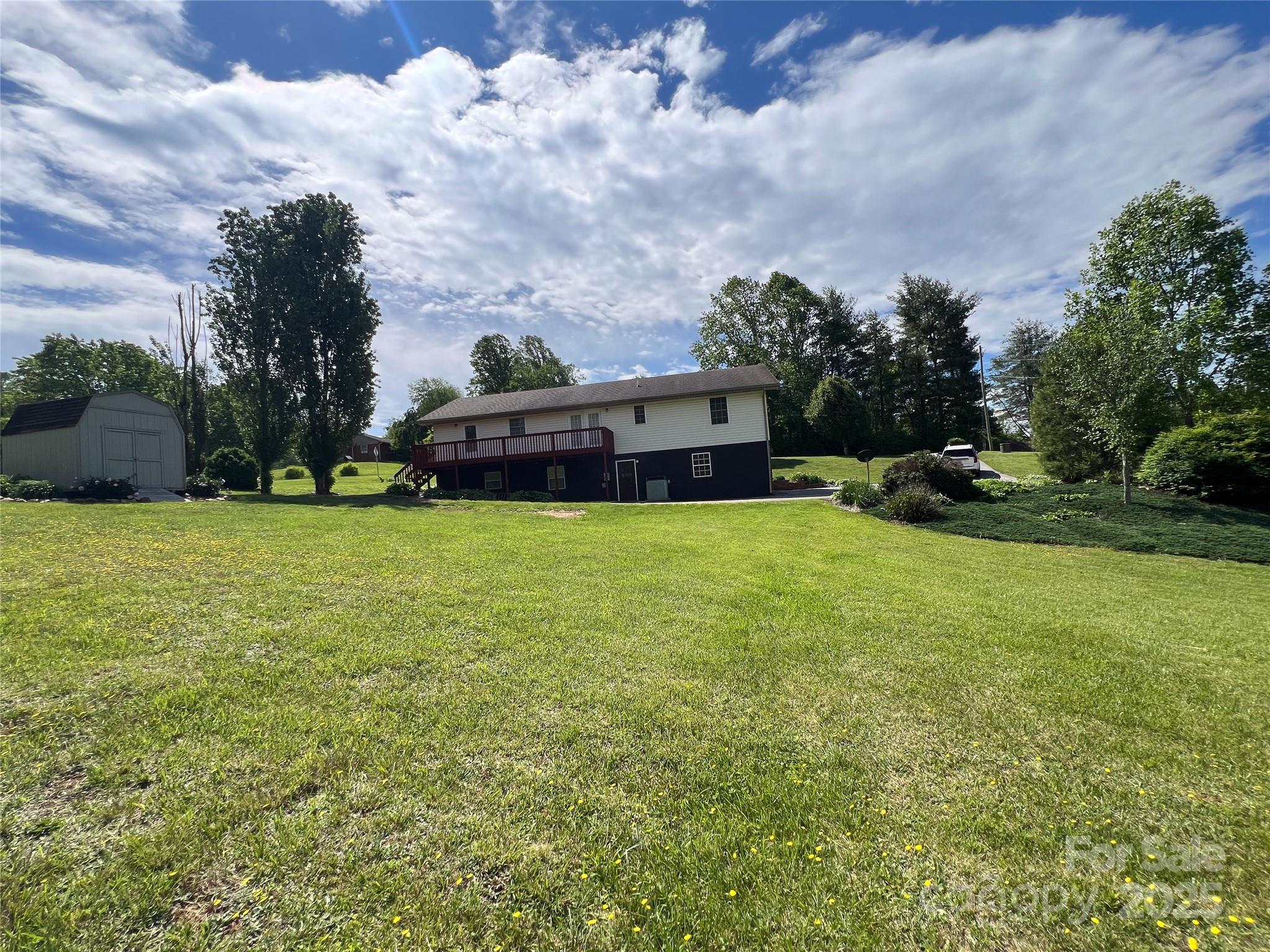 660 Halltown Road — Spruce Pine