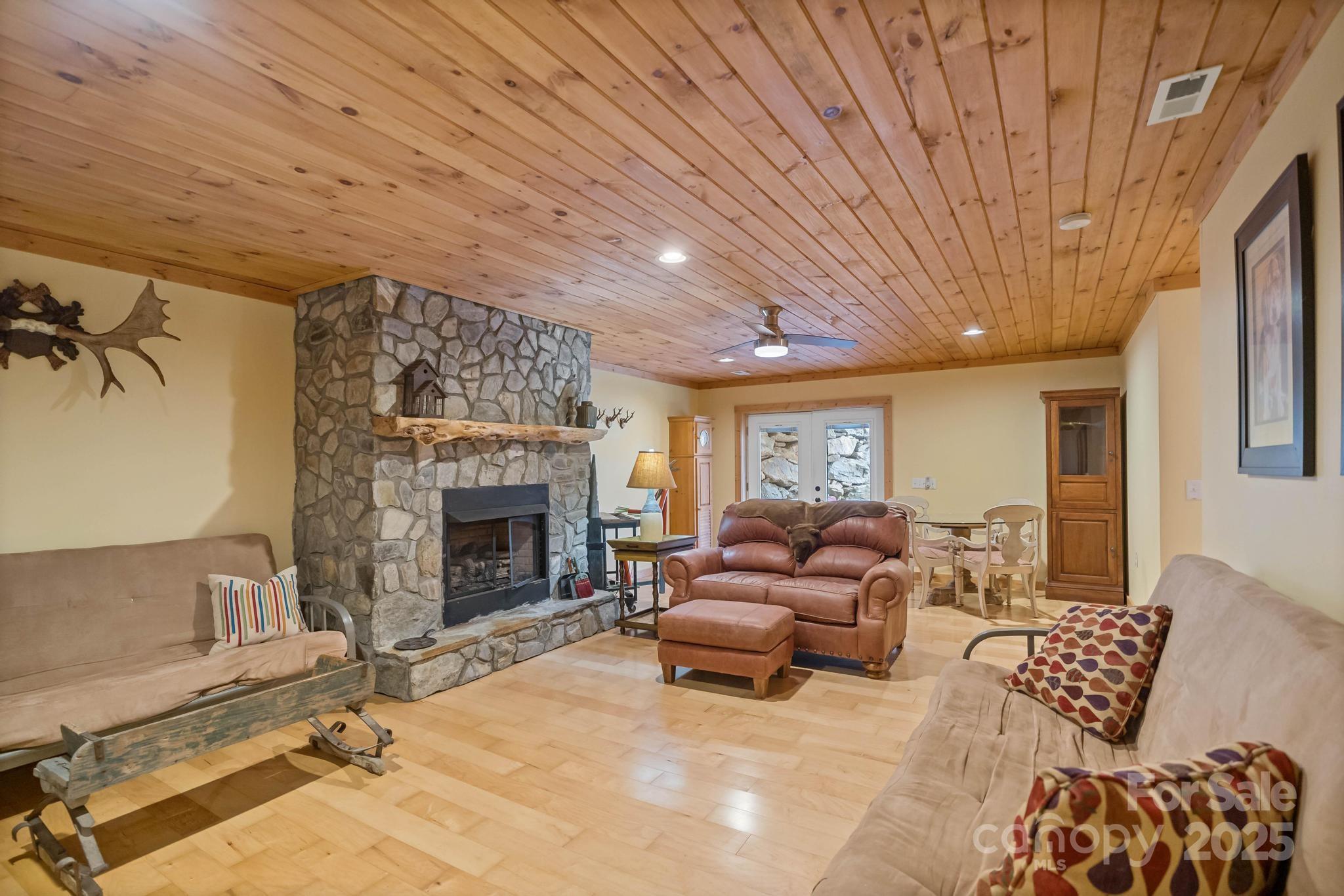 140 Spruce Hollow Road — Beech Mountain