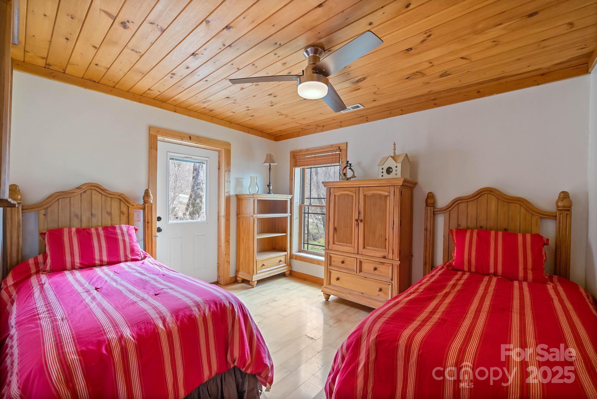 140 Spruce Hollow Road — Beech Mountain