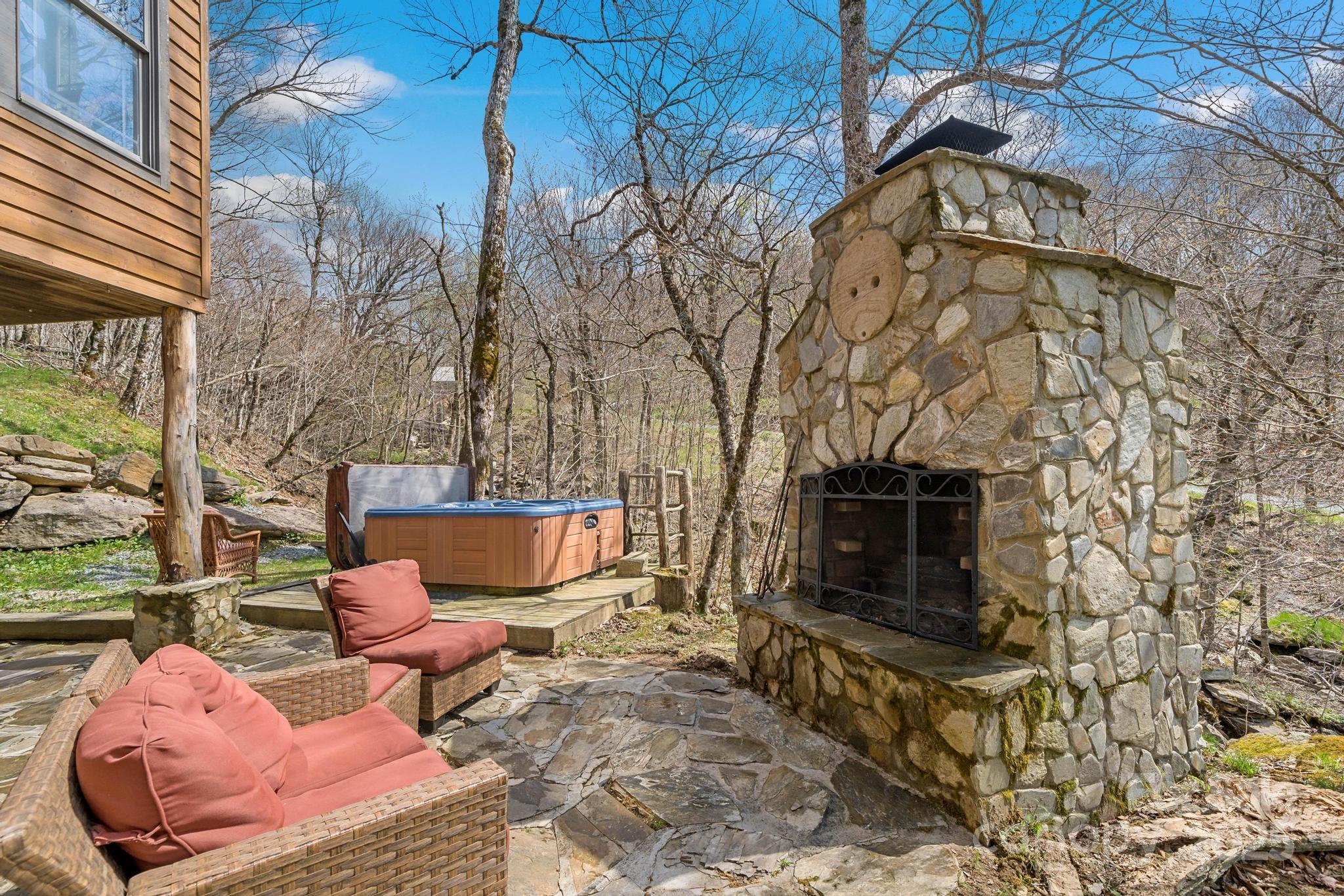 140 Spruce Hollow Road — Beech Mountain