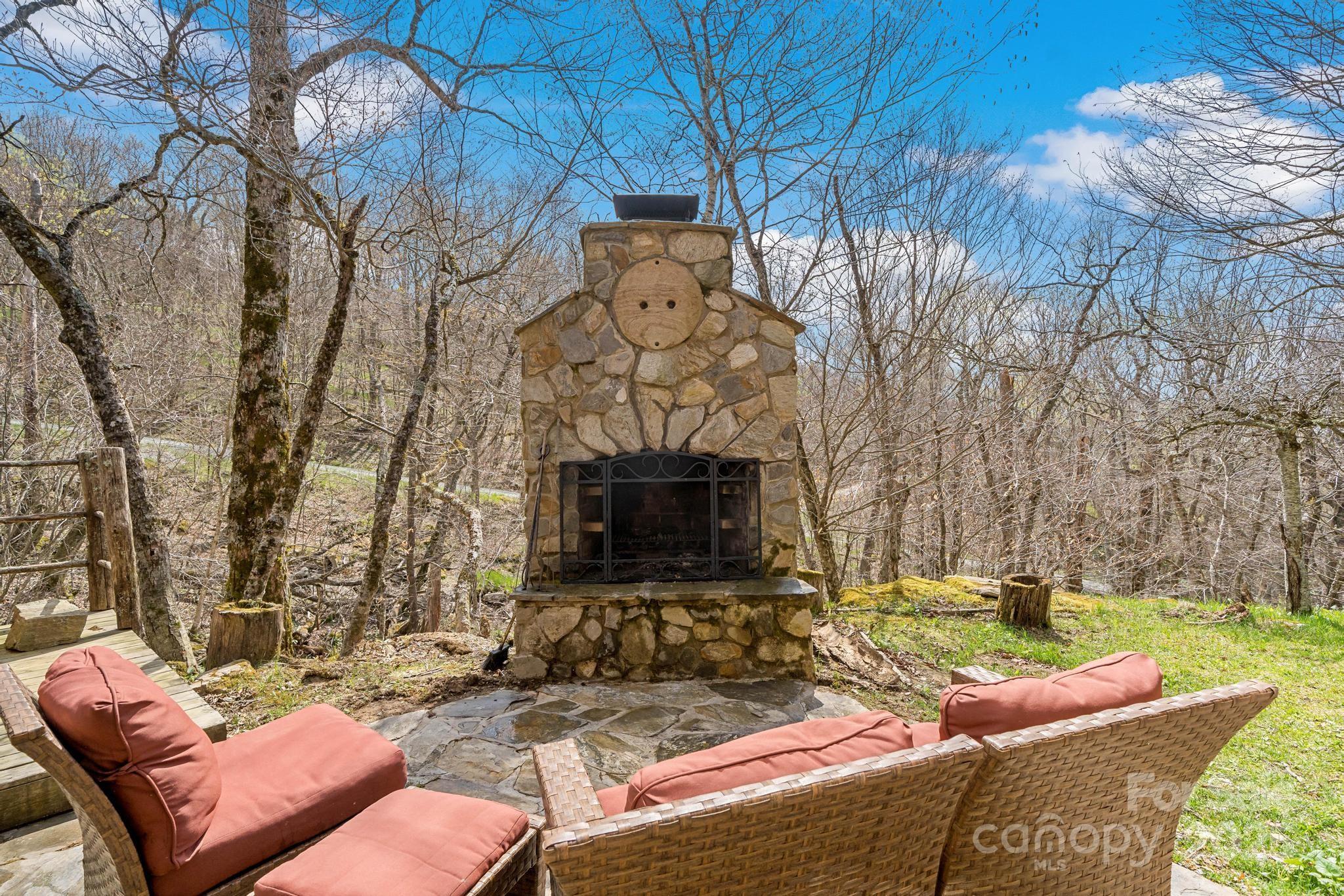 140 Spruce Hollow Road — Beech Mountain