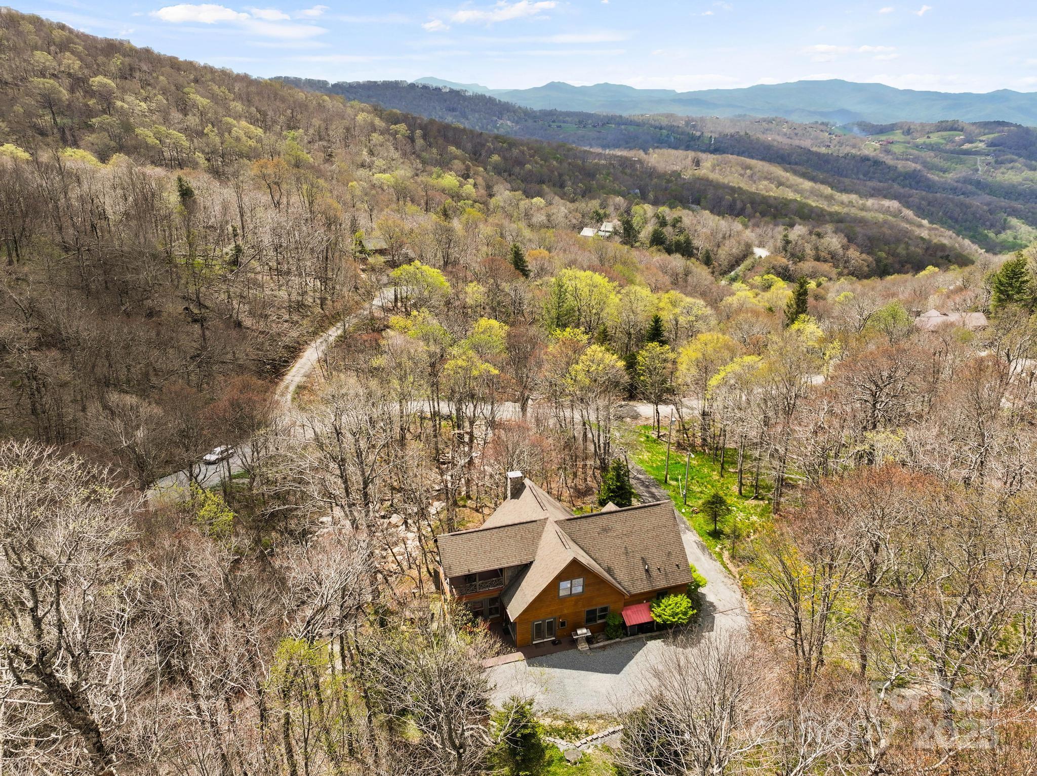 140 Spruce Hollow Road — Beech Mountain
