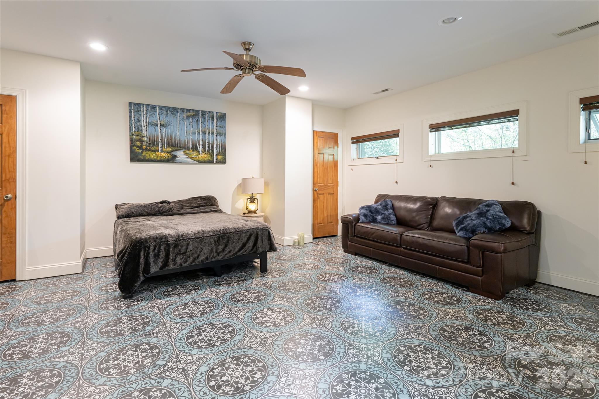75 Cougar Lane — Saluda