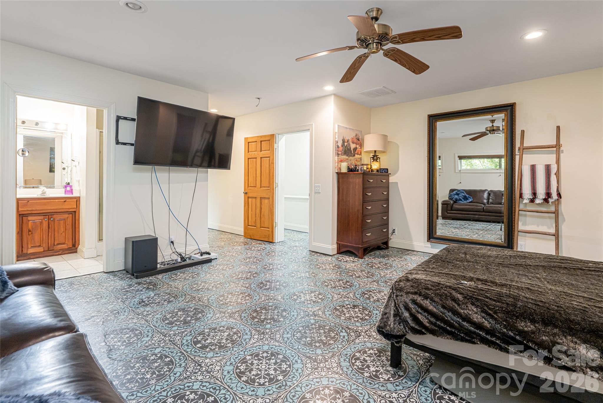 75 Cougar Lane — Saluda
