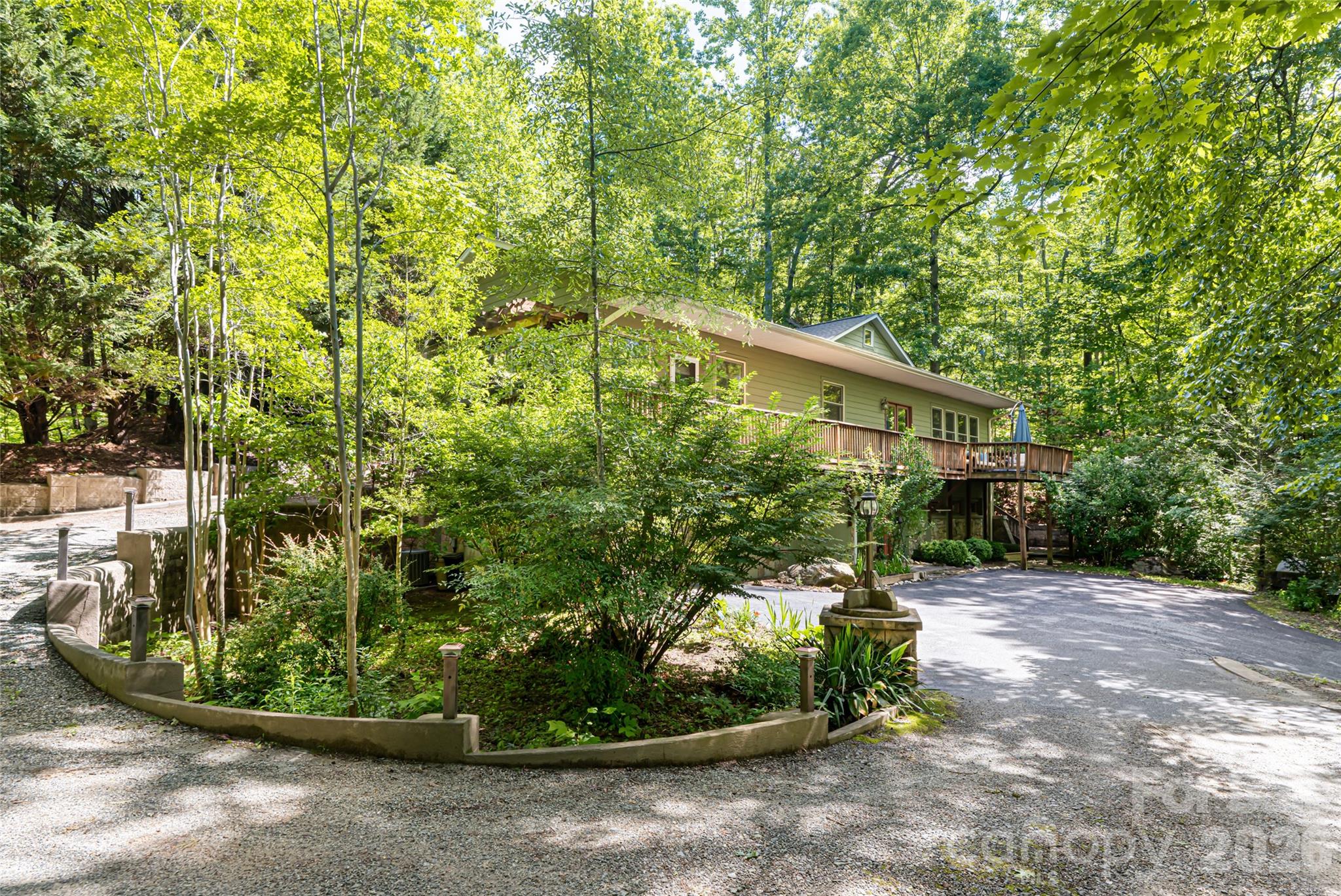 75 Cougar Lane — Saluda