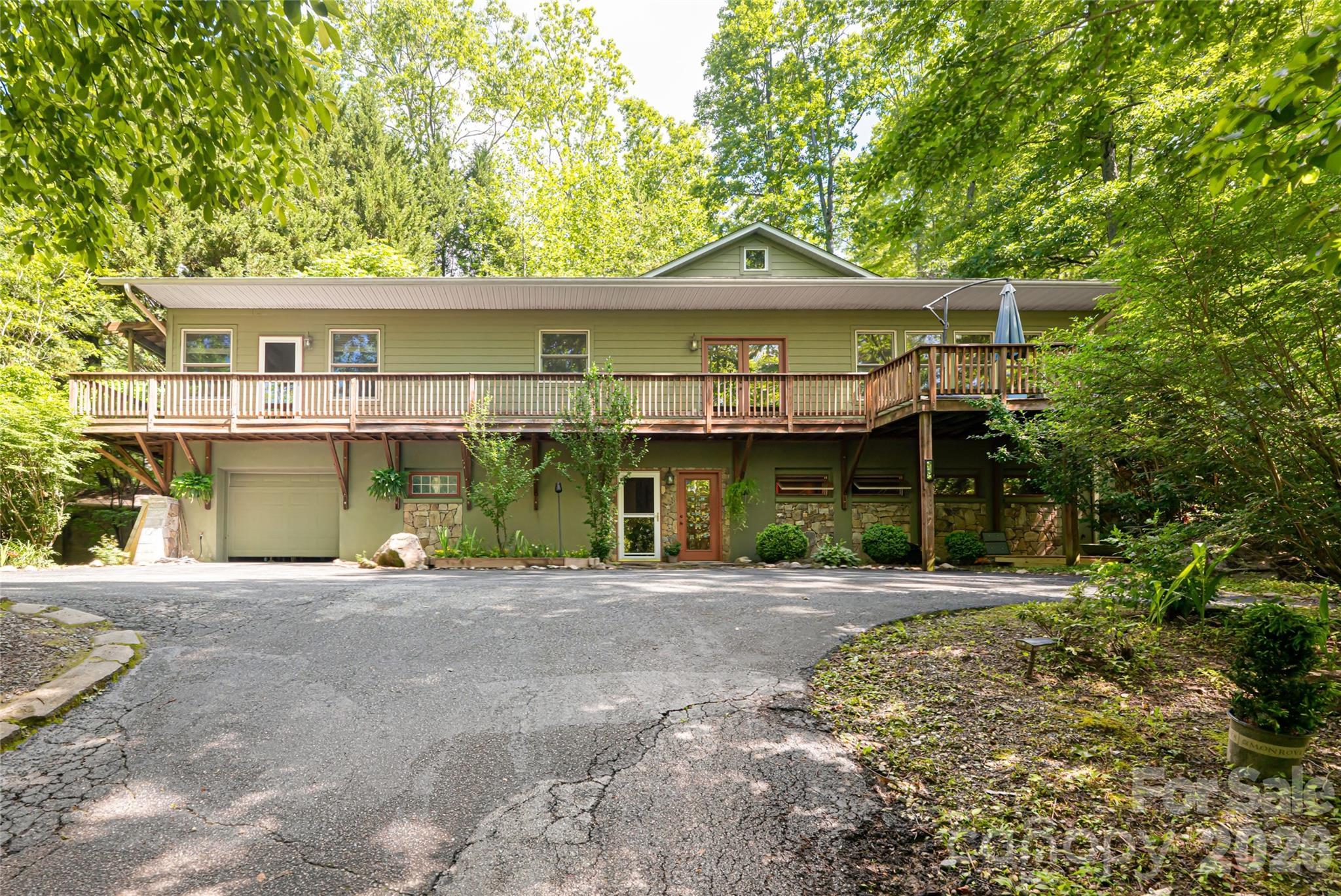75 Cougar Lane — Saluda