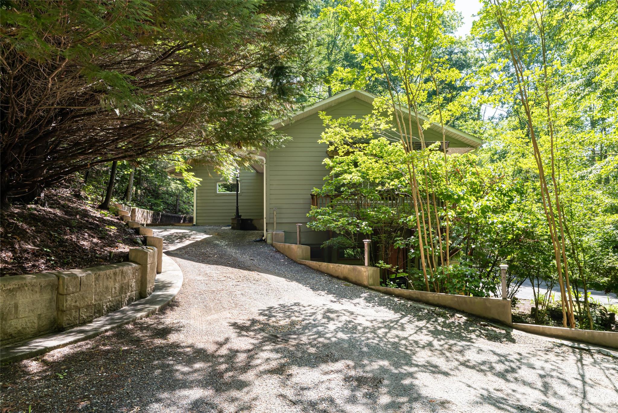 75 Cougar Lane — Saluda