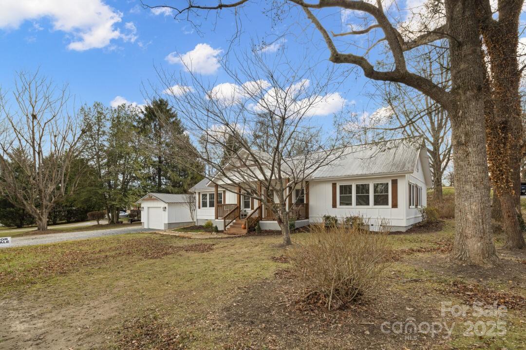 227 Ashmore Avenue — Hendersonville