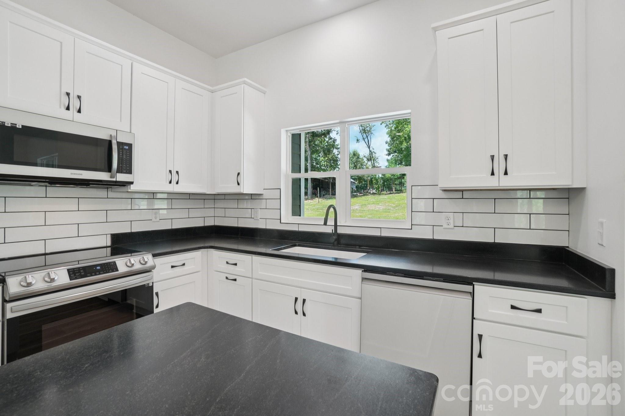 86 Point Hope Lane — Hendersonville
