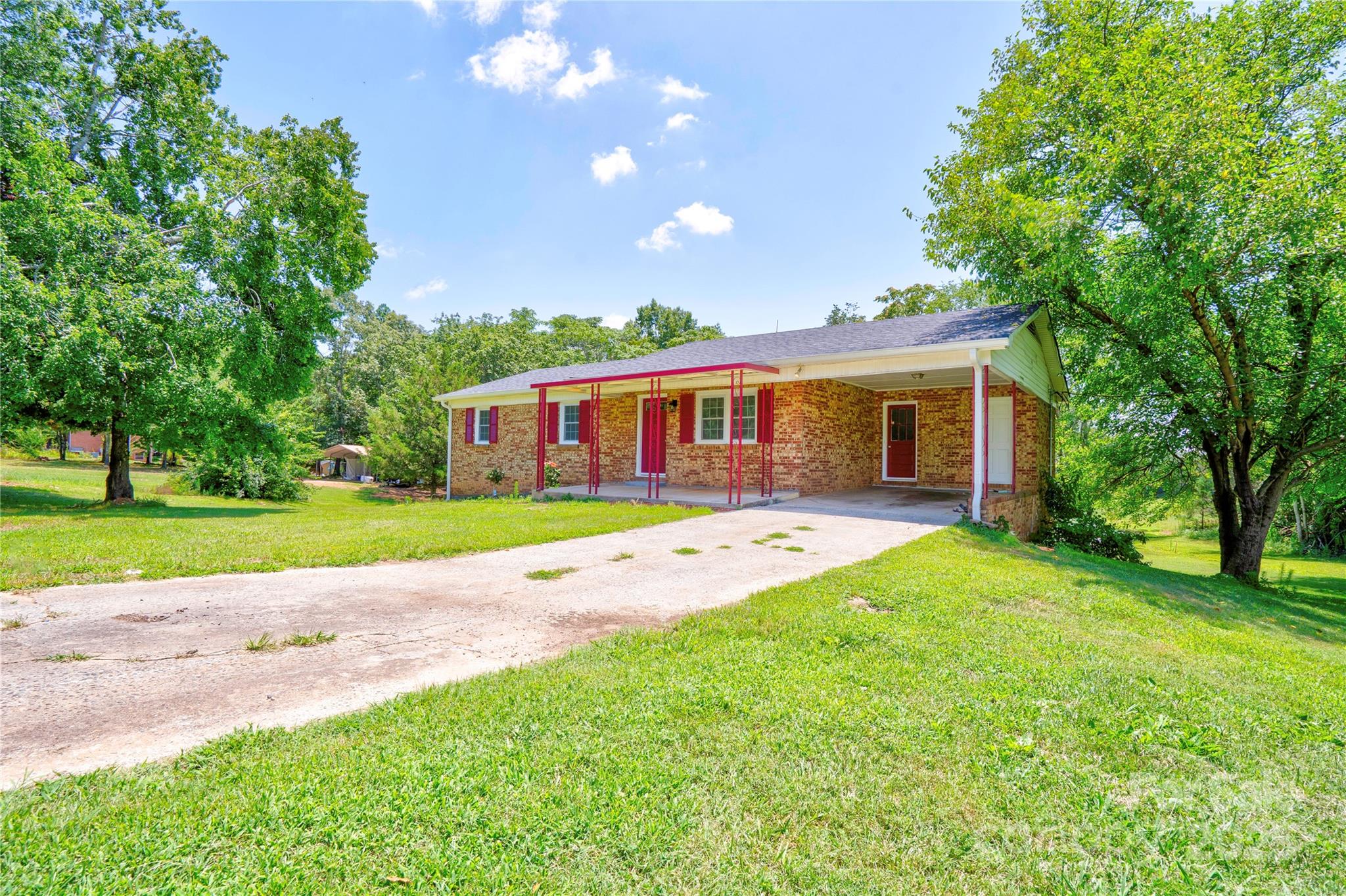 231 London Road — Lawndale