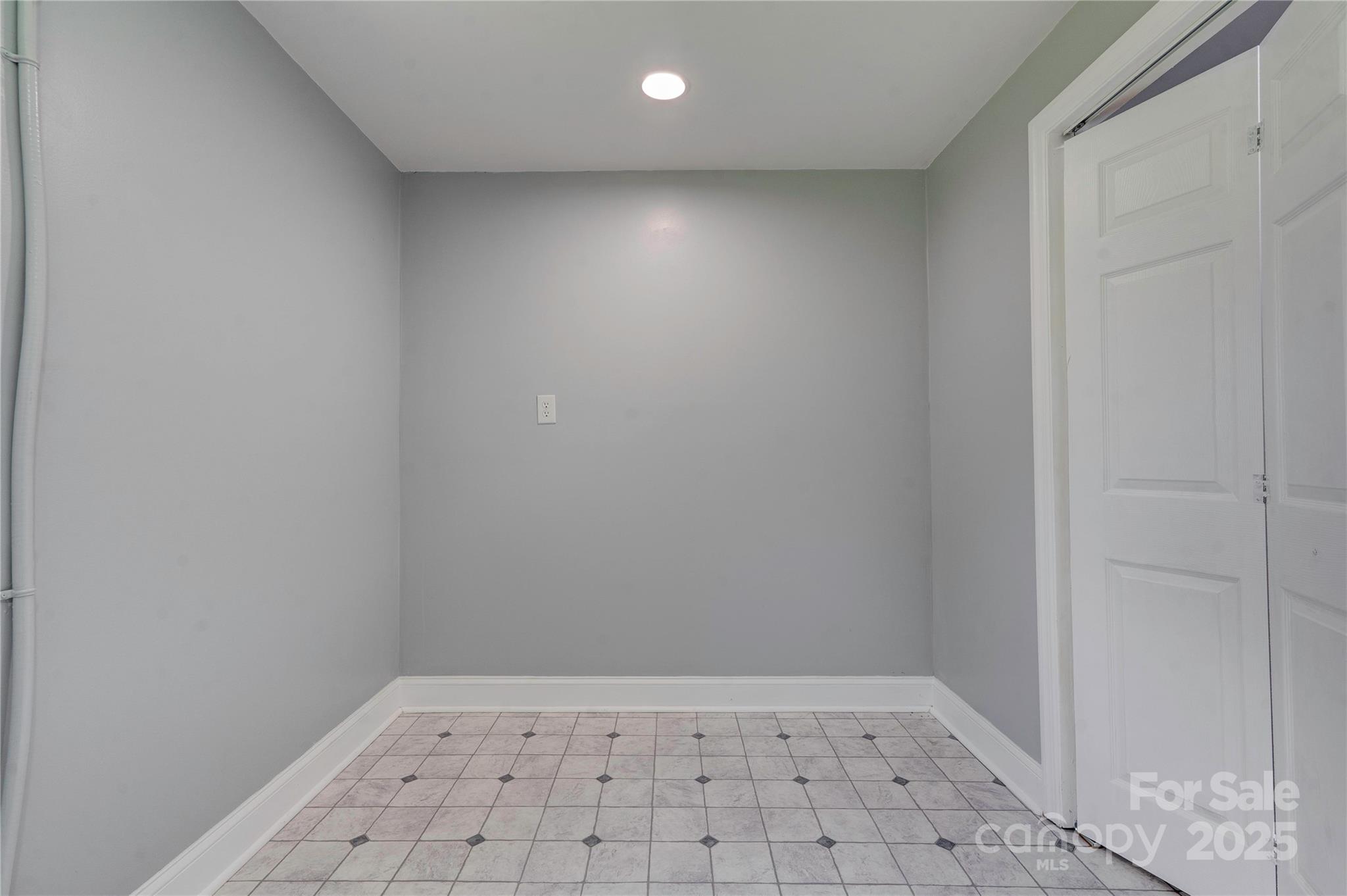231 London Road — Lawndale
