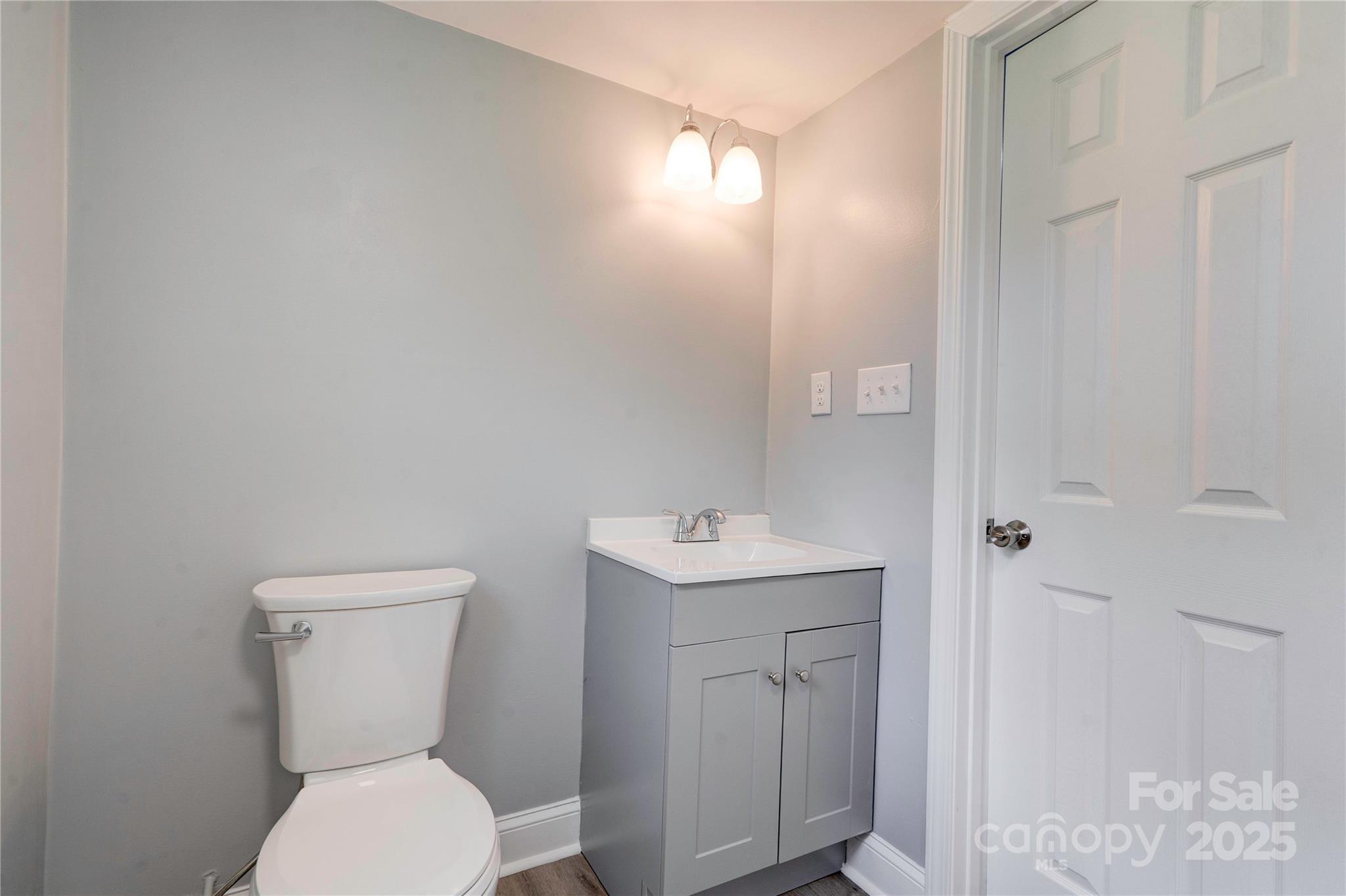 231 London Road — Lawndale