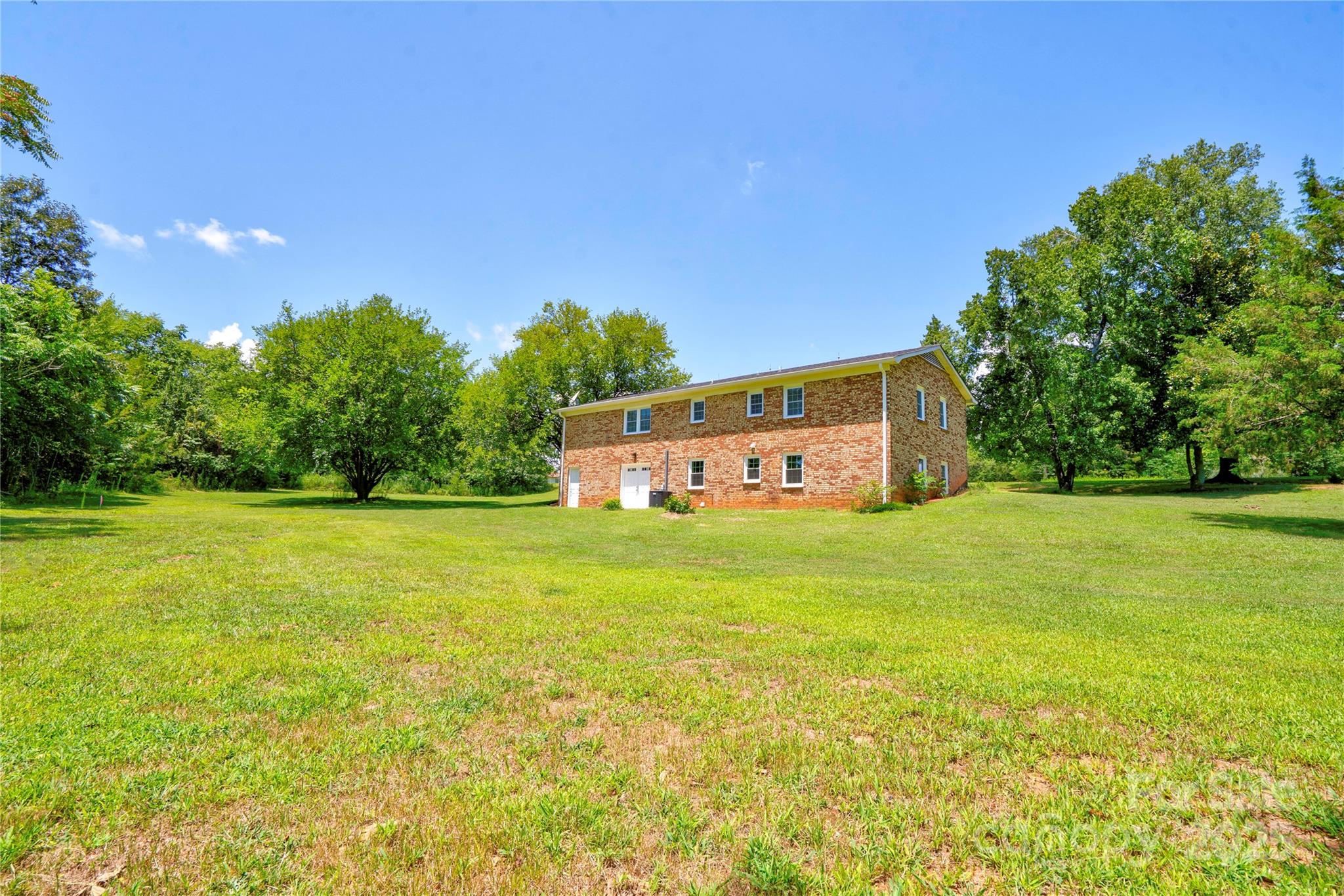 231 London Road — Lawndale