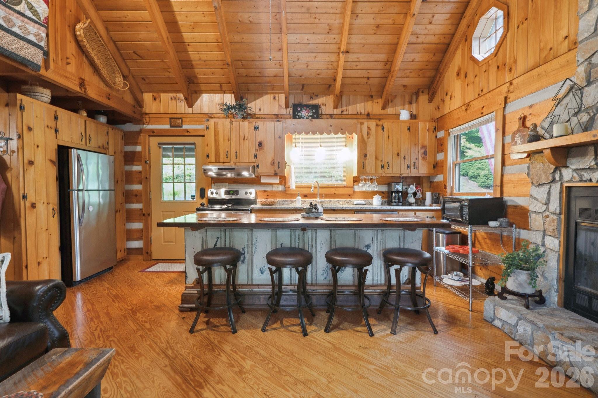 710 River Hills Road — Lansing